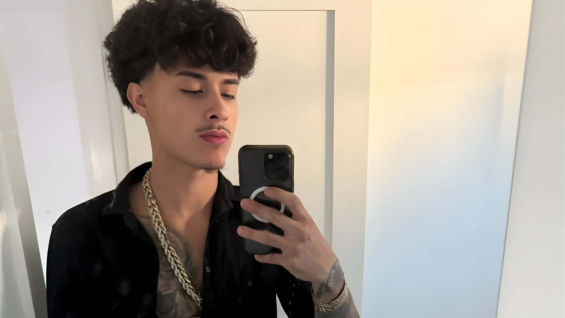 Alex Chino, curly hair, gold chain, Full HD Desktop Wallpaper