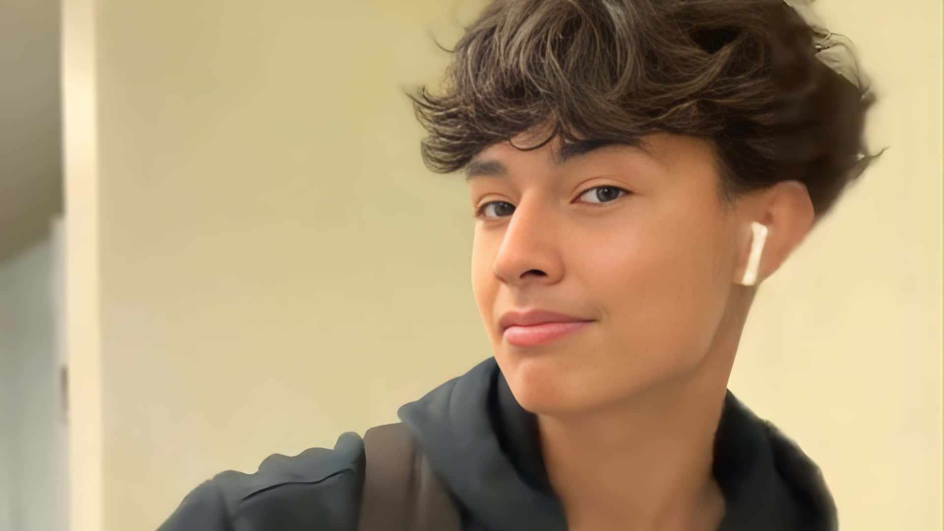 Alex Chino, curly brown hair, white earbuds, Full HD Desktop Wallpaper