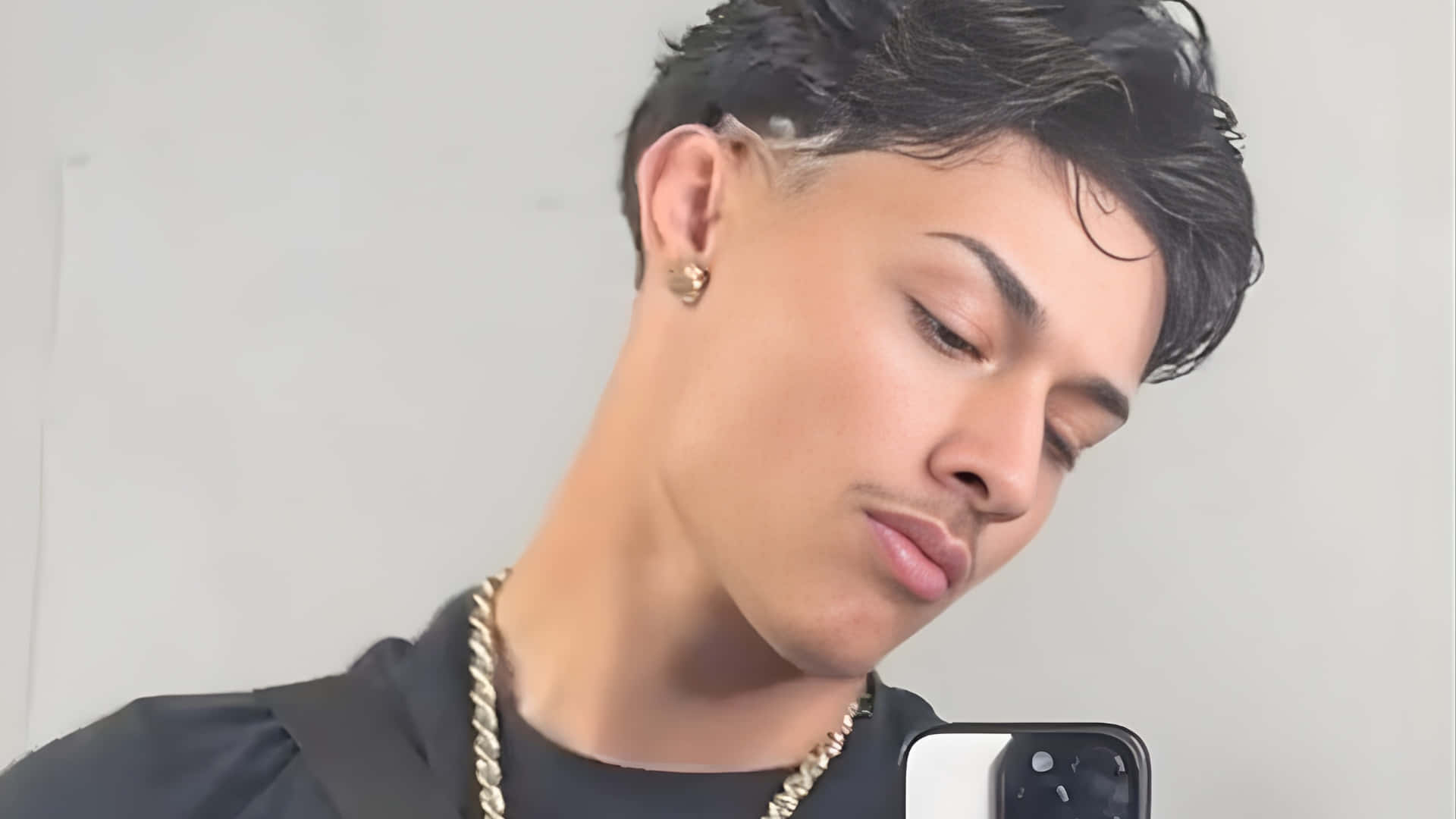 Alex Chino, styled dark hair, gold chain, Full HD Desktop Wallpaper