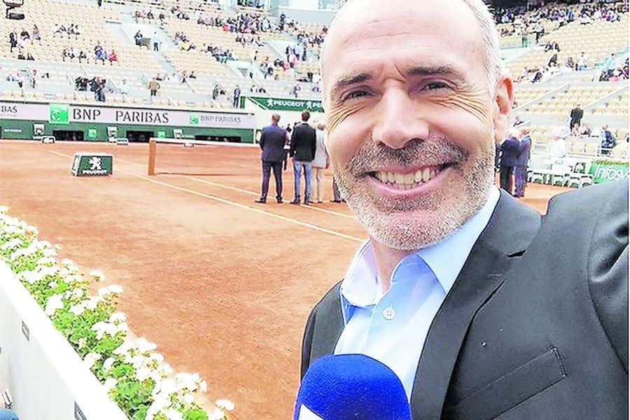 Alex Corretja, suit, microphone, SD Desktop Wallpaper