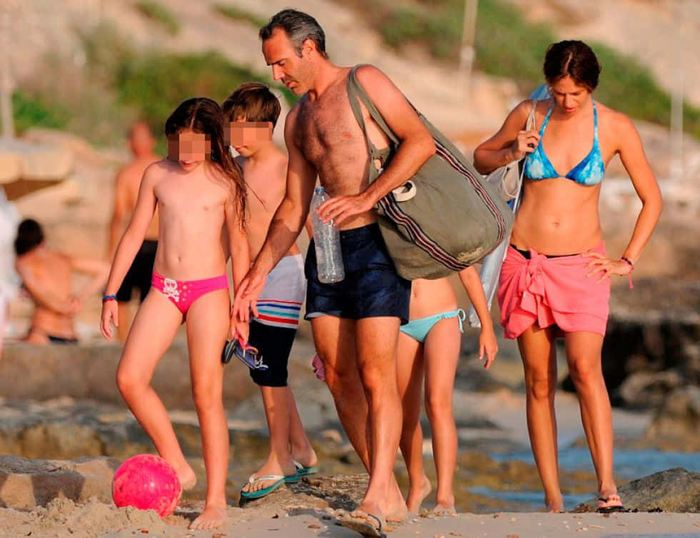 Alex Corretja, family, sunlit rocky beach, SD Desktop Wallpaper