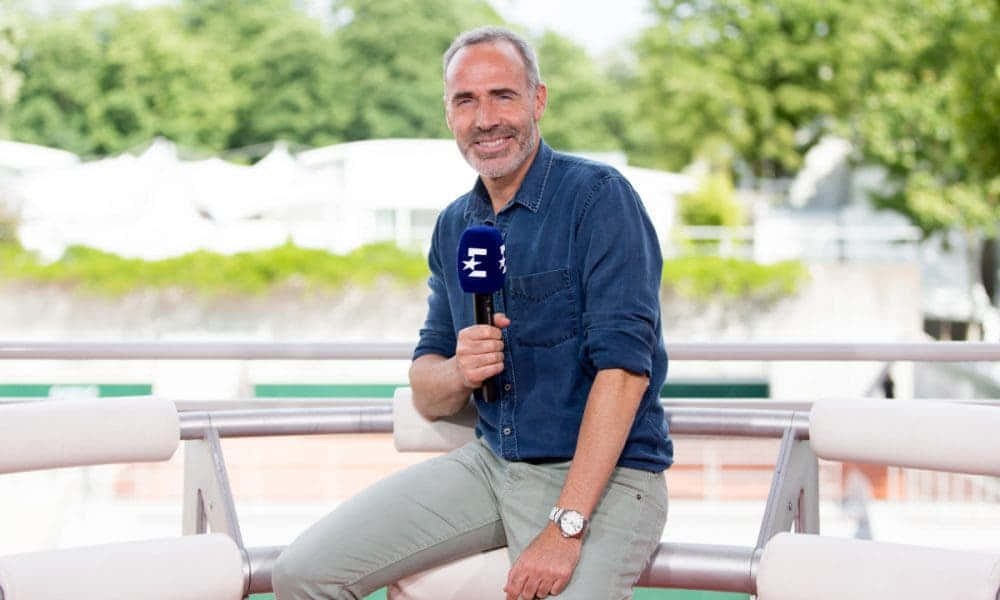 Alex Corretja, denim shirt, microphone, SD Desktop Wallpaper