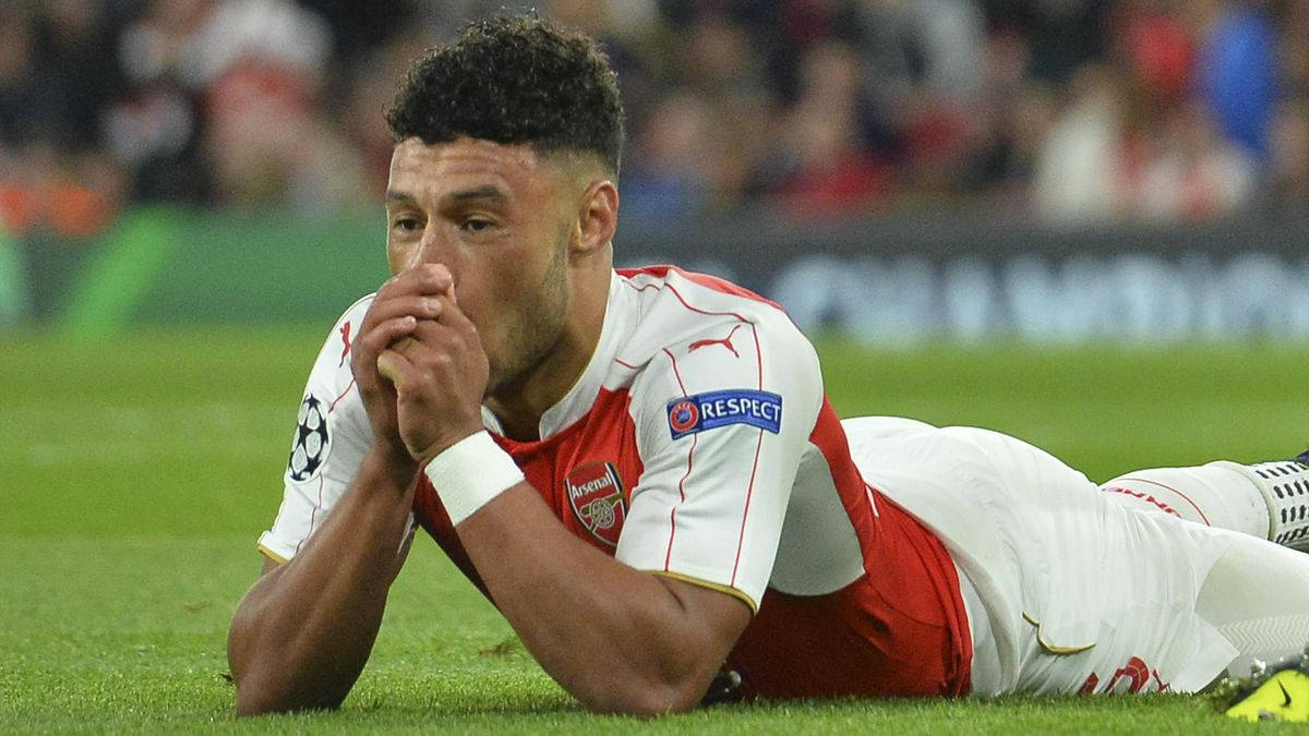Alex Oxlade-Chamberlain, red and white kit, grass, SD Desktop Wallpaper