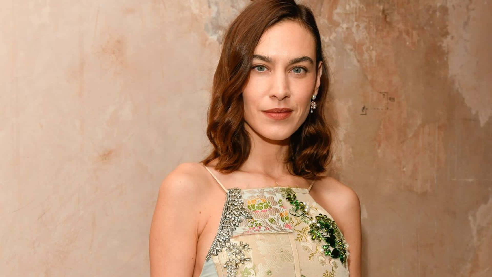 Alexa Chung, elegant event look, wavy brown hair, Full HD Desktop Wallpaper