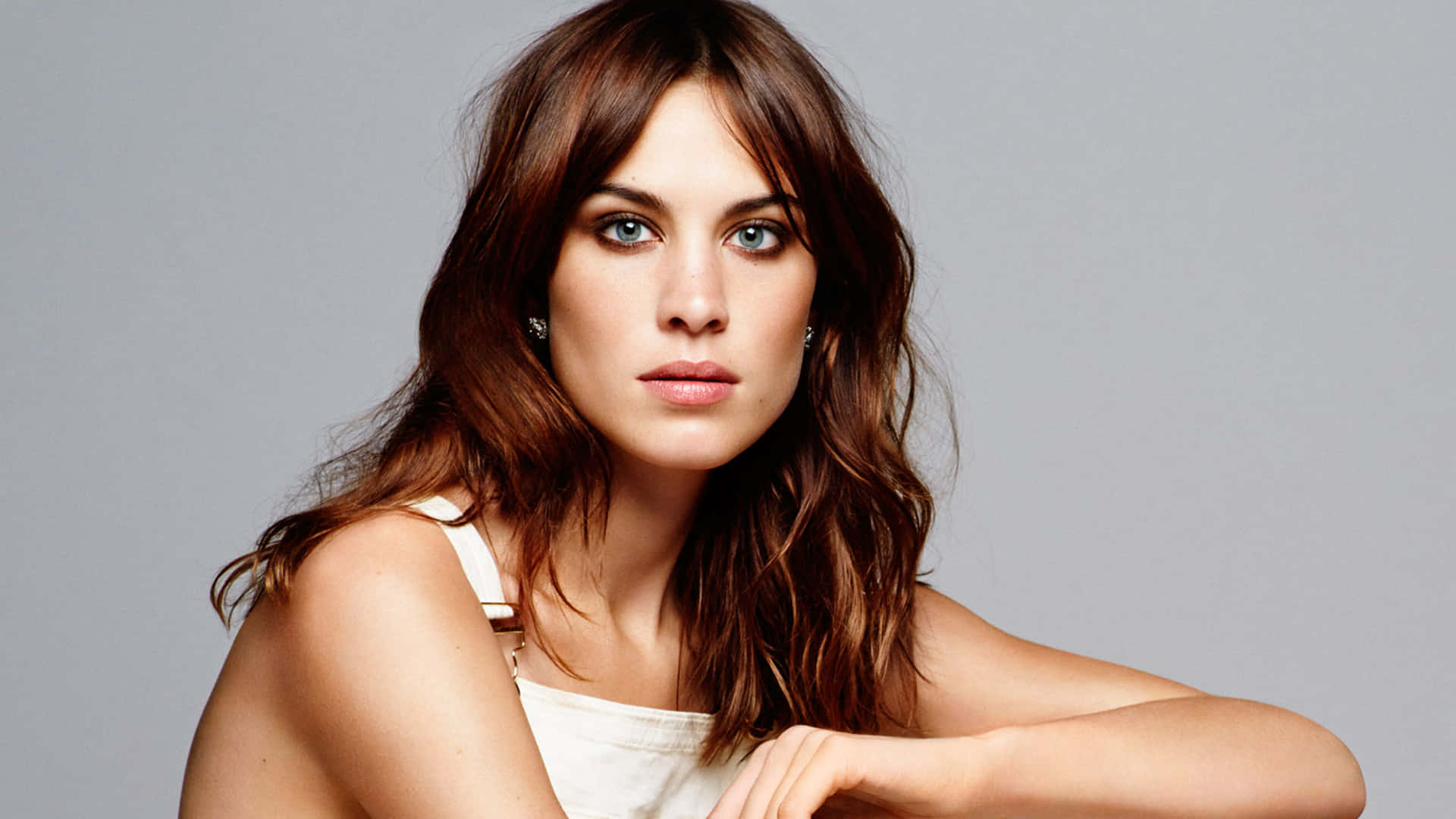 Alexa Chung, wavy brown hair, striking blue eyes, Full HD Desktop Wallpaper