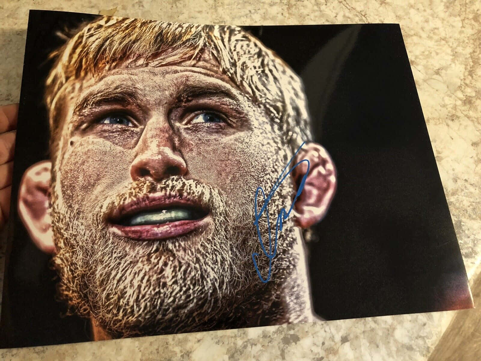 Alexander Gustafsson, blue autograph, sweaty bearded man, HD Desktop Wallpaper