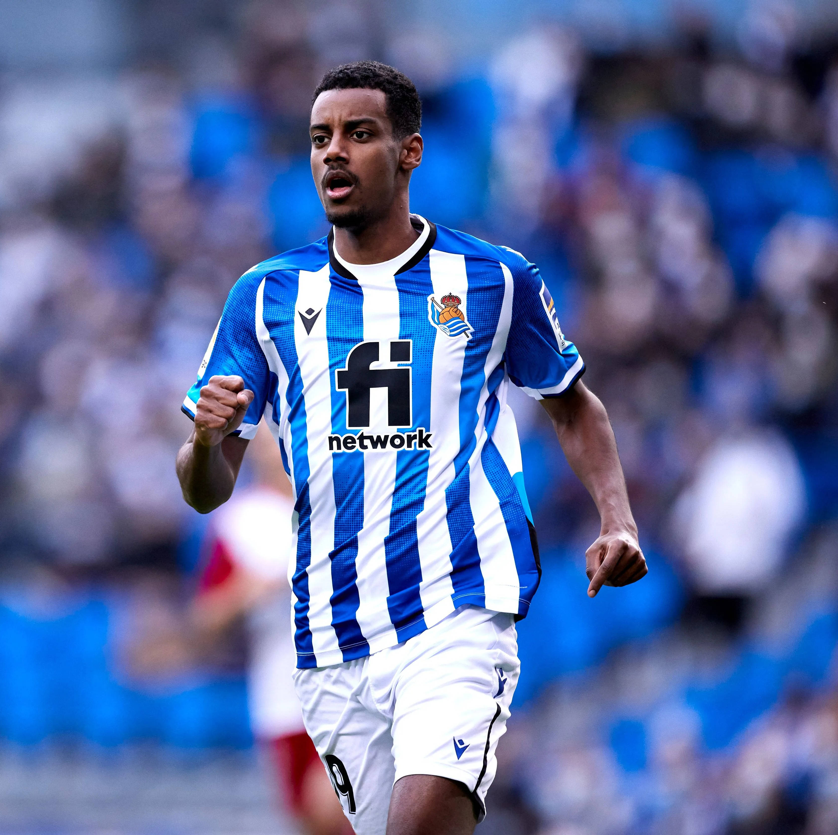 Alexander Isak, blue and white striped jersey, daytime match, 2K Desktop Wallpaper