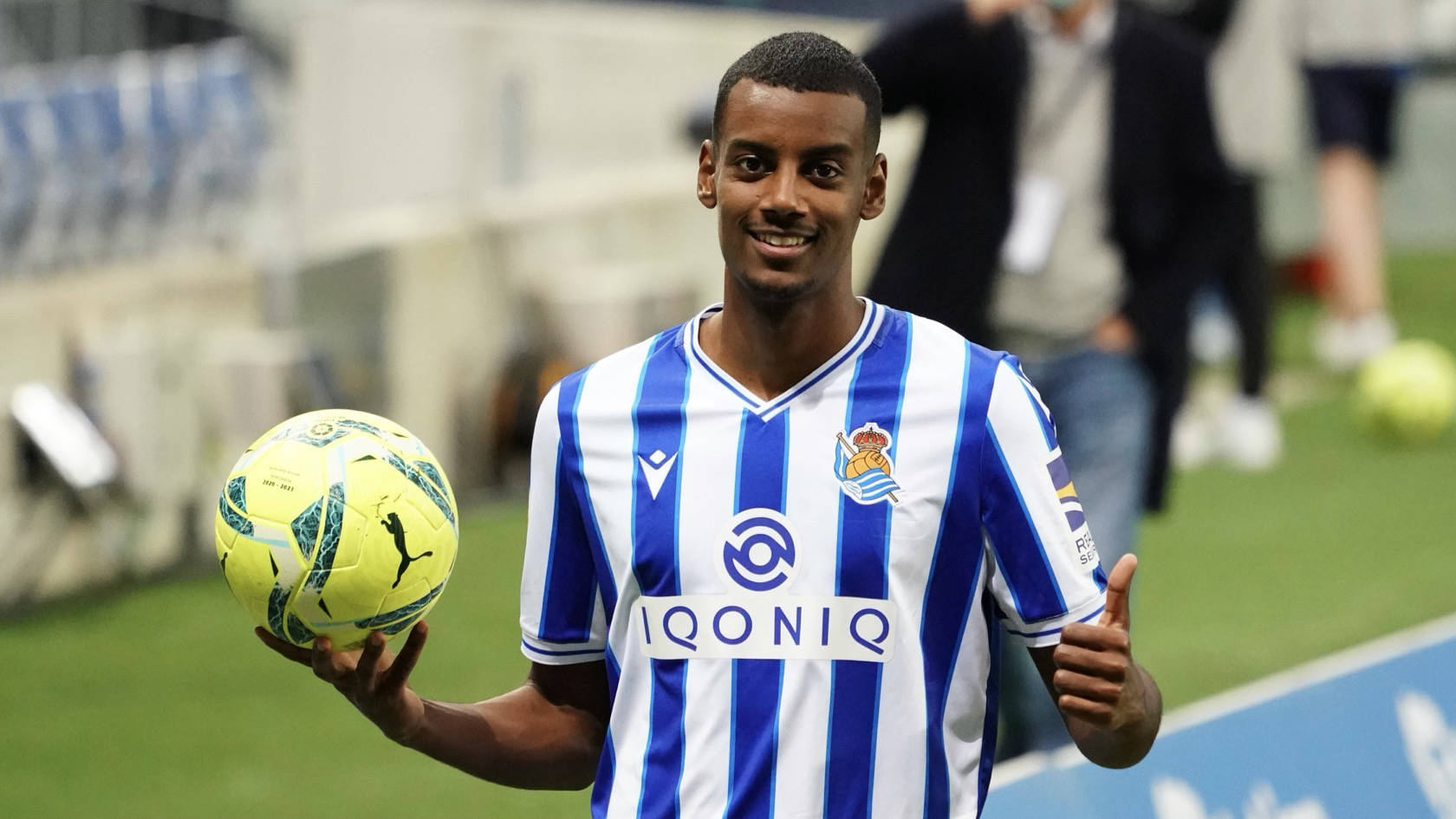 Alexander Isak, blue and white striped jersey, yellow soccer ball, HD Desktop Wallpaper