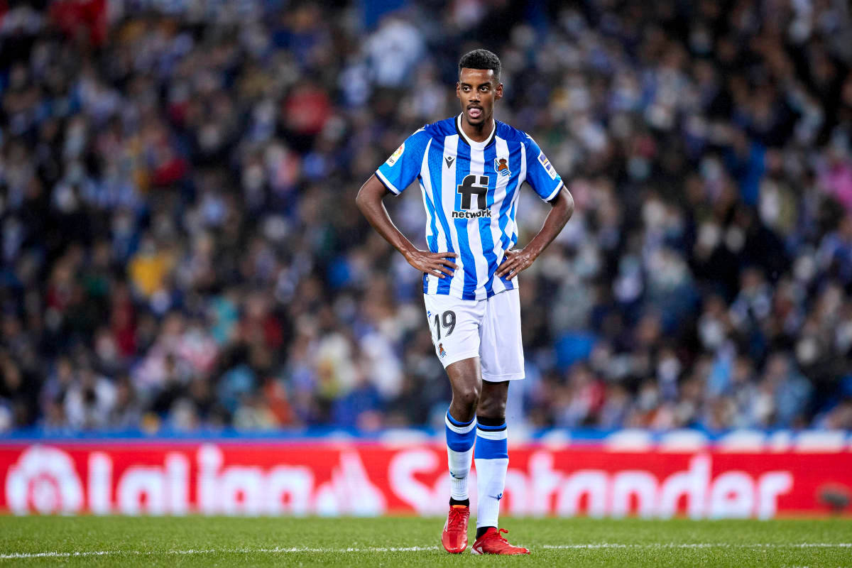 Alexander Isak, blue and white striped jersey, green pitch, SD Desktop Wallpaper