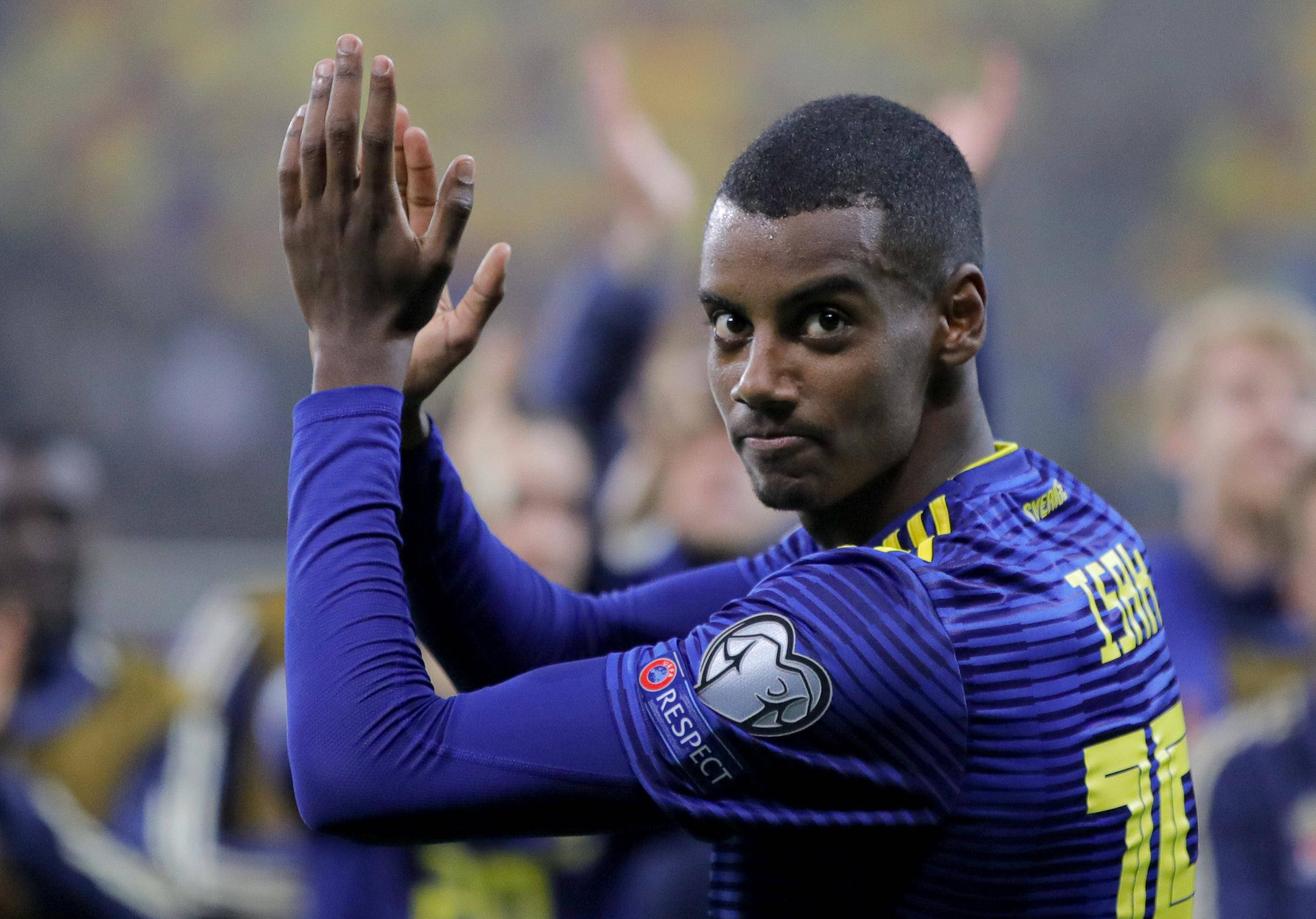 Alexander Isak, purple and yellow striped jersey, clapping hands, 2K Desktop Wallpaper