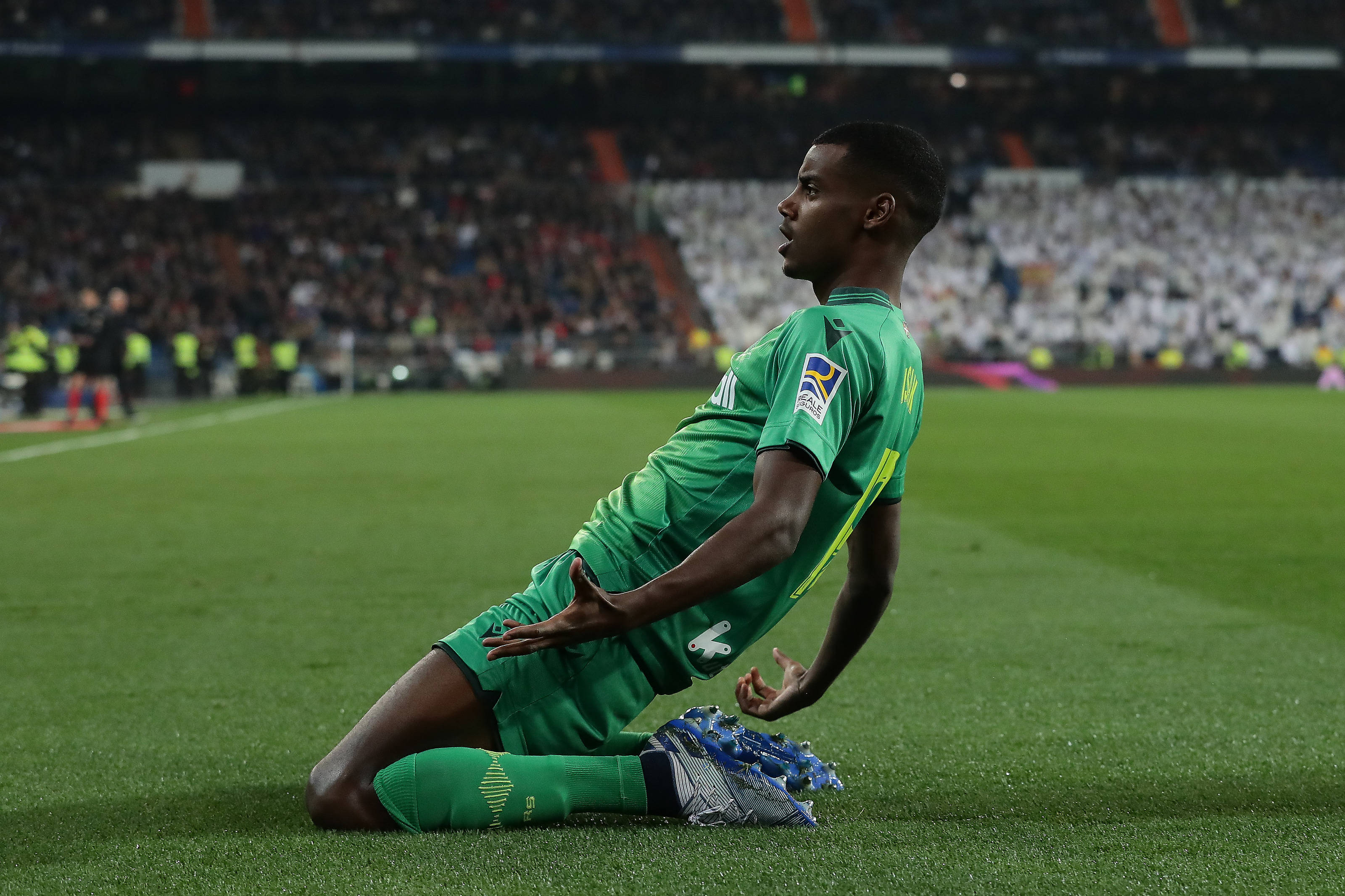 Alexander Isak, green kit, grass, 2K Desktop Wallpaper