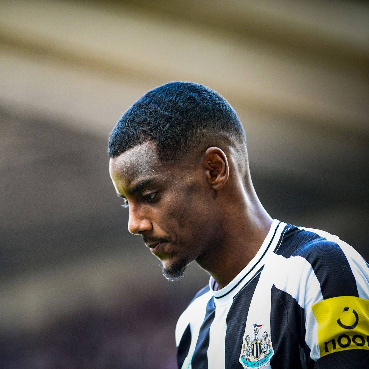 Alexander Isak, black and white striped jersey, side view, SD Desktop Wallpaper