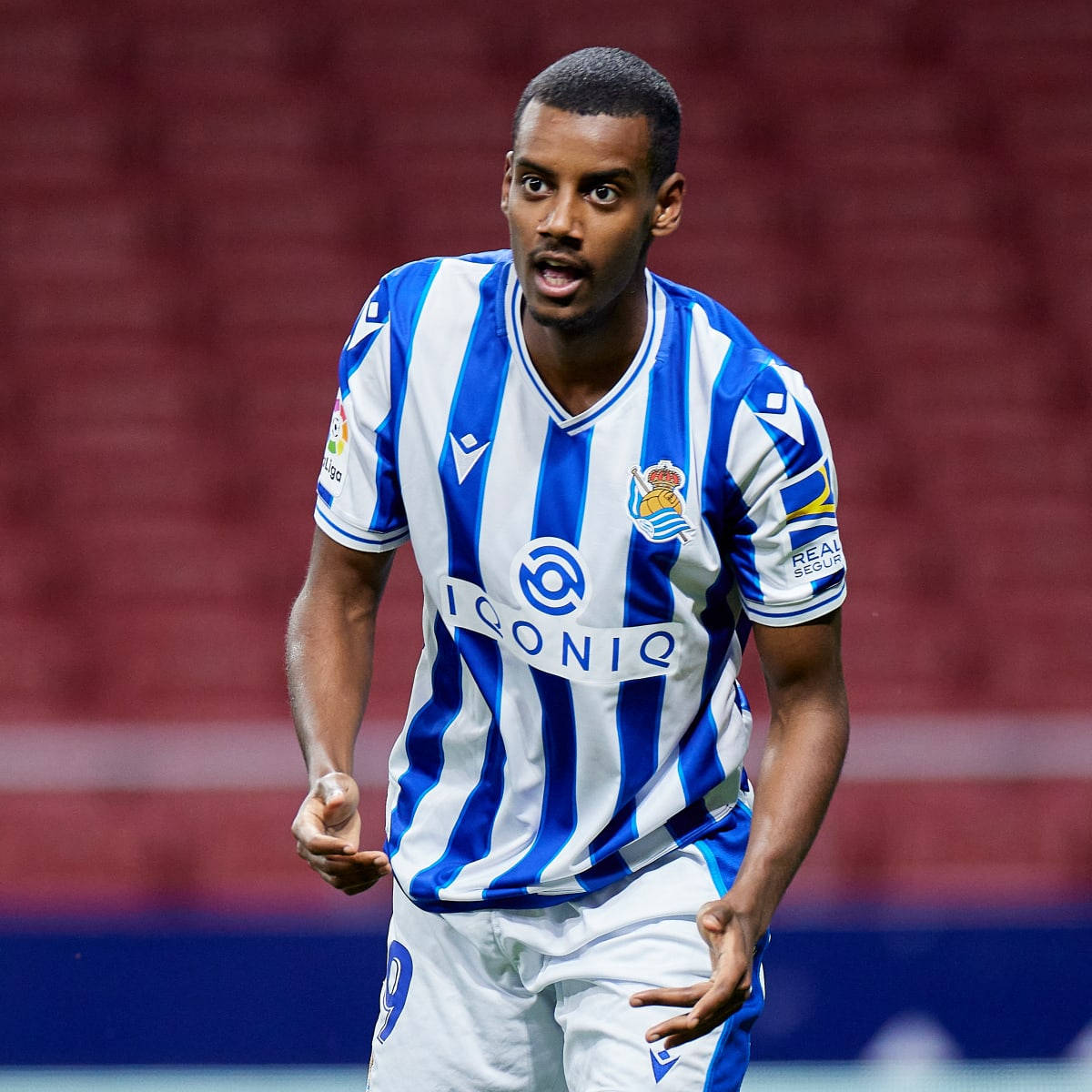 Alexander Isak, blue and white striped jersey, red stadium seats, SD Desktop Wallpaper