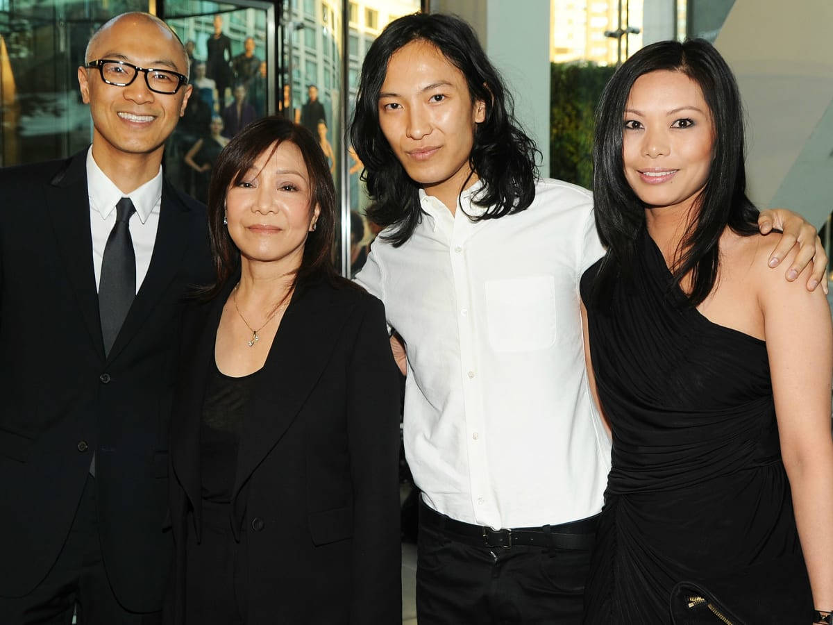 Alexander Wang, Family, modern glass-walled urban setting, SD Desktop Wallpaper