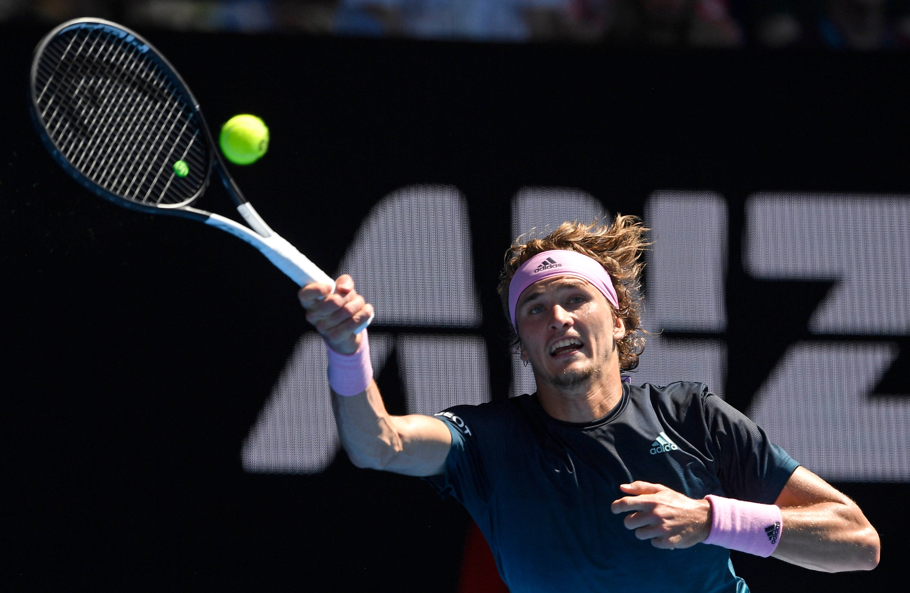 Alexander Zverev, overhead smash, bright green ball, 2K Desktop Wallpaper