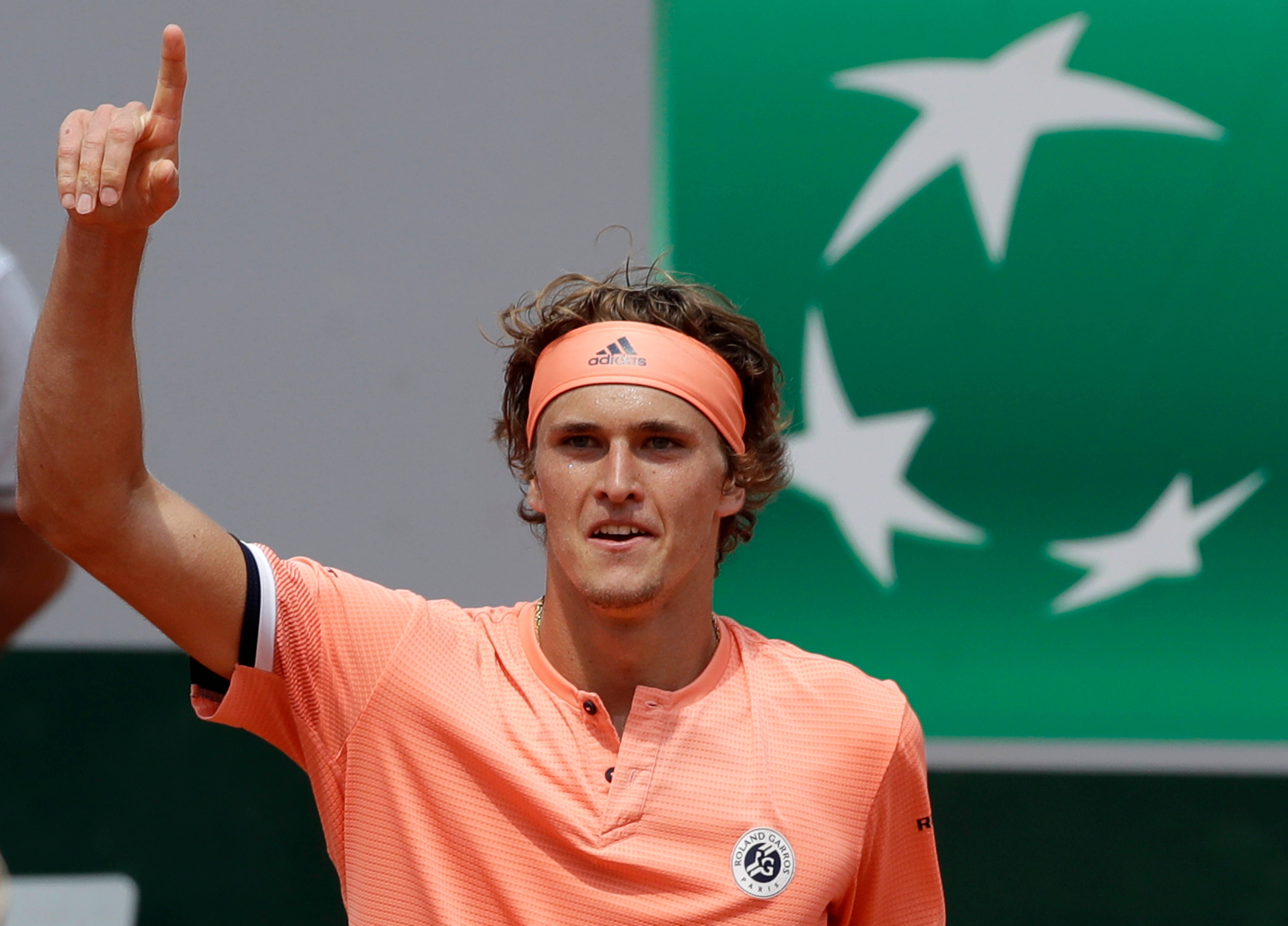 Alexander Zverev, orange gear, green wall, 4K Desktop Wallpaper