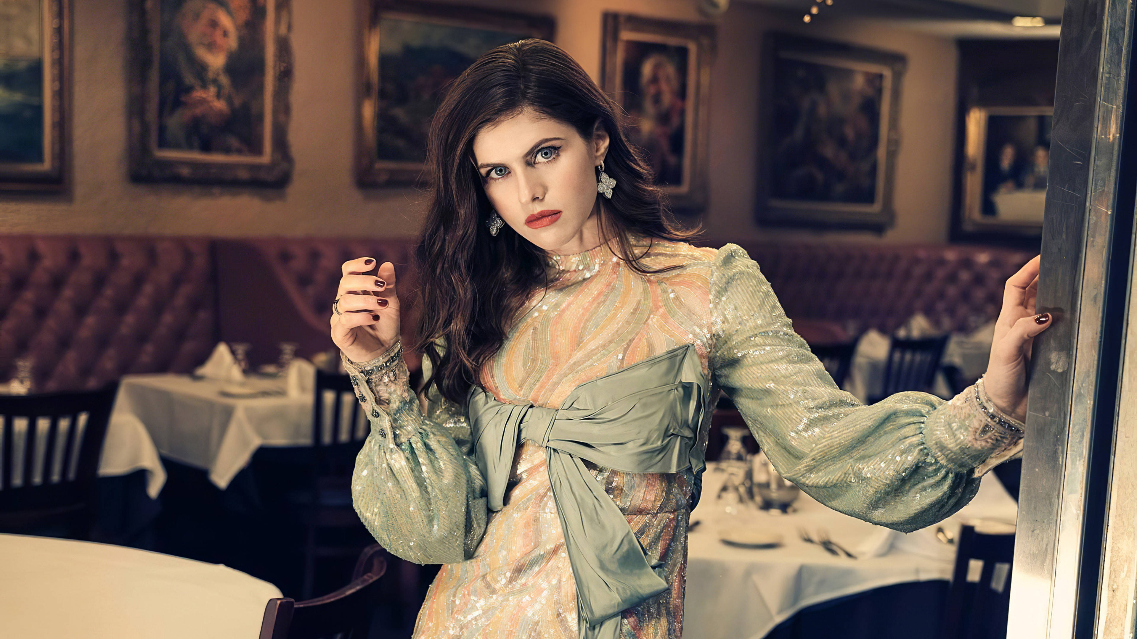 Alexandra Daddario, shimmering green and gold dress, elegant, dimly lit restaurant, 4K Desktop Wallpaper