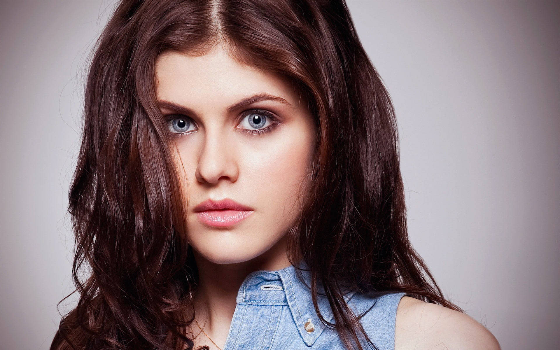 Alexandra Daddario, blue eyes, wavy brown hair, Full HD Desktop Wallpaper