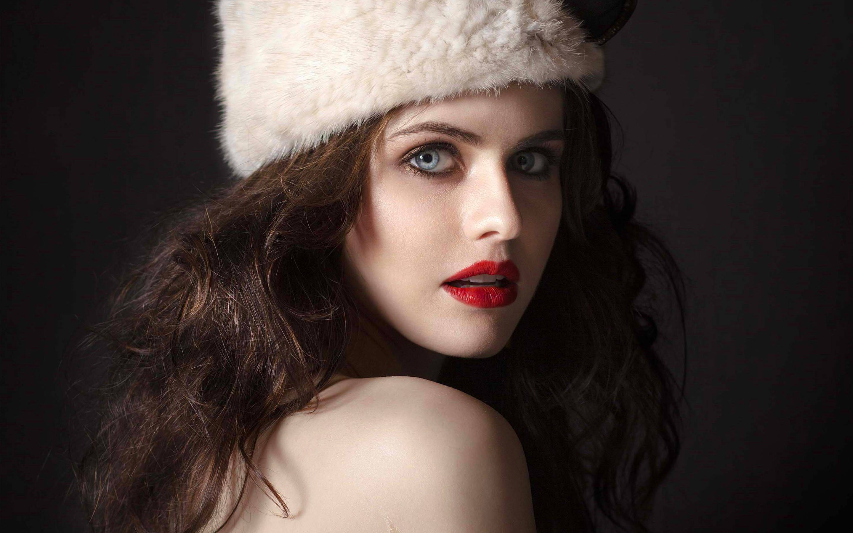 Alexandra Daddario, blue eyes, red lips, 2K Desktop Wallpaper