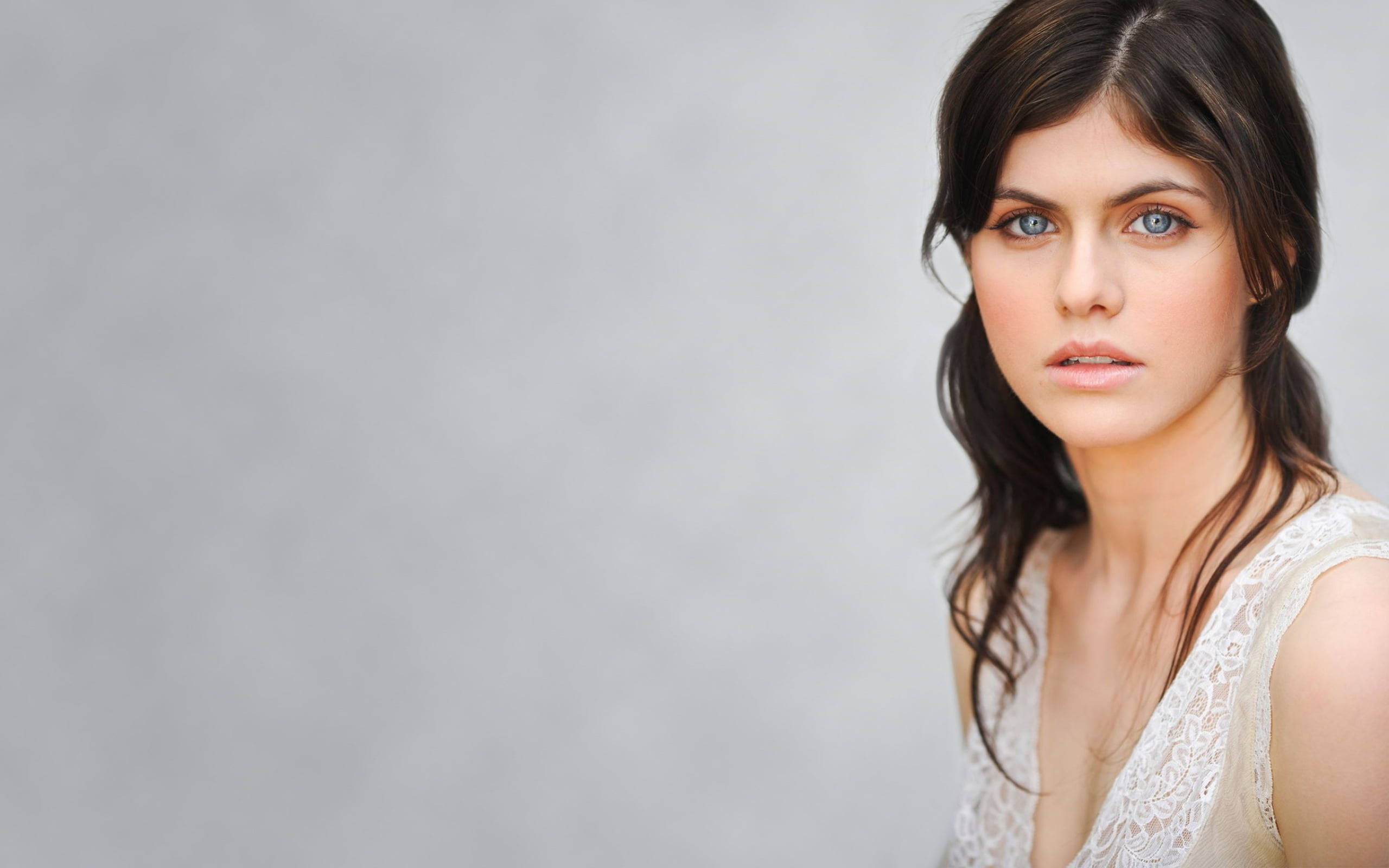 Alexandra Daddario, striking blue eyes, dark hair, 2K Desktop Wallpaper