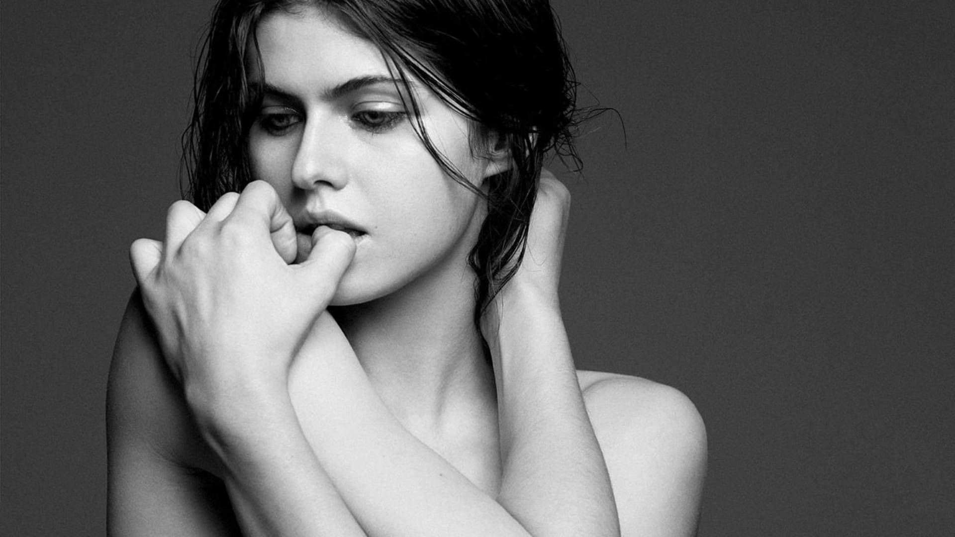 Alexandra Daddario, bare shoulder, black and white portrait, Full HD Desktop Wallpaper