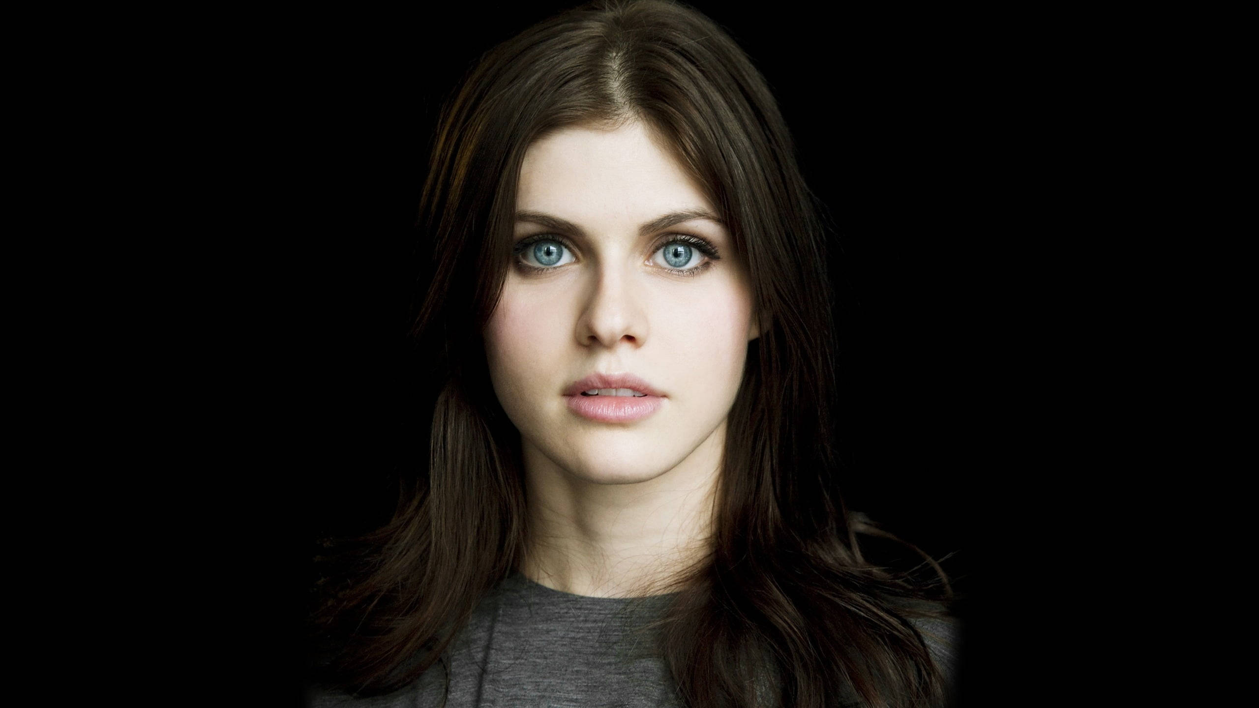 Alexandra Daddario, blue eyes, dark hair, 2K Desktop Wallpaper