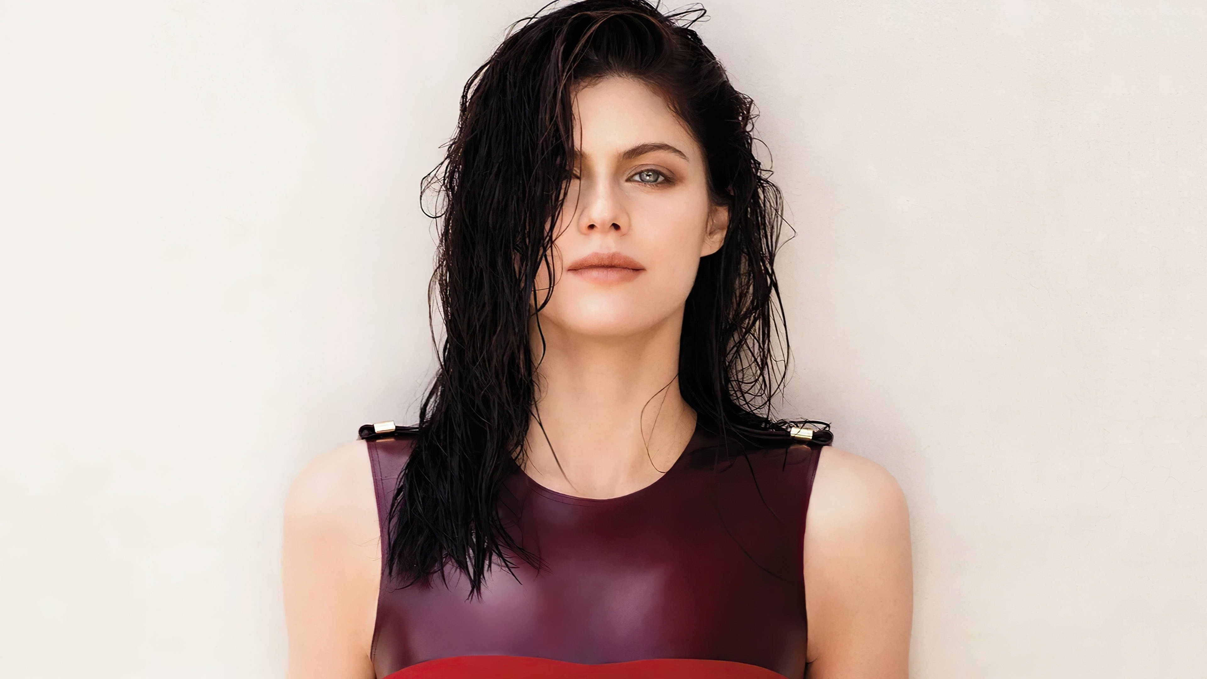 Alexandra Daddario, wet dark hair, plain wall, 4K Desktop Wallpaper