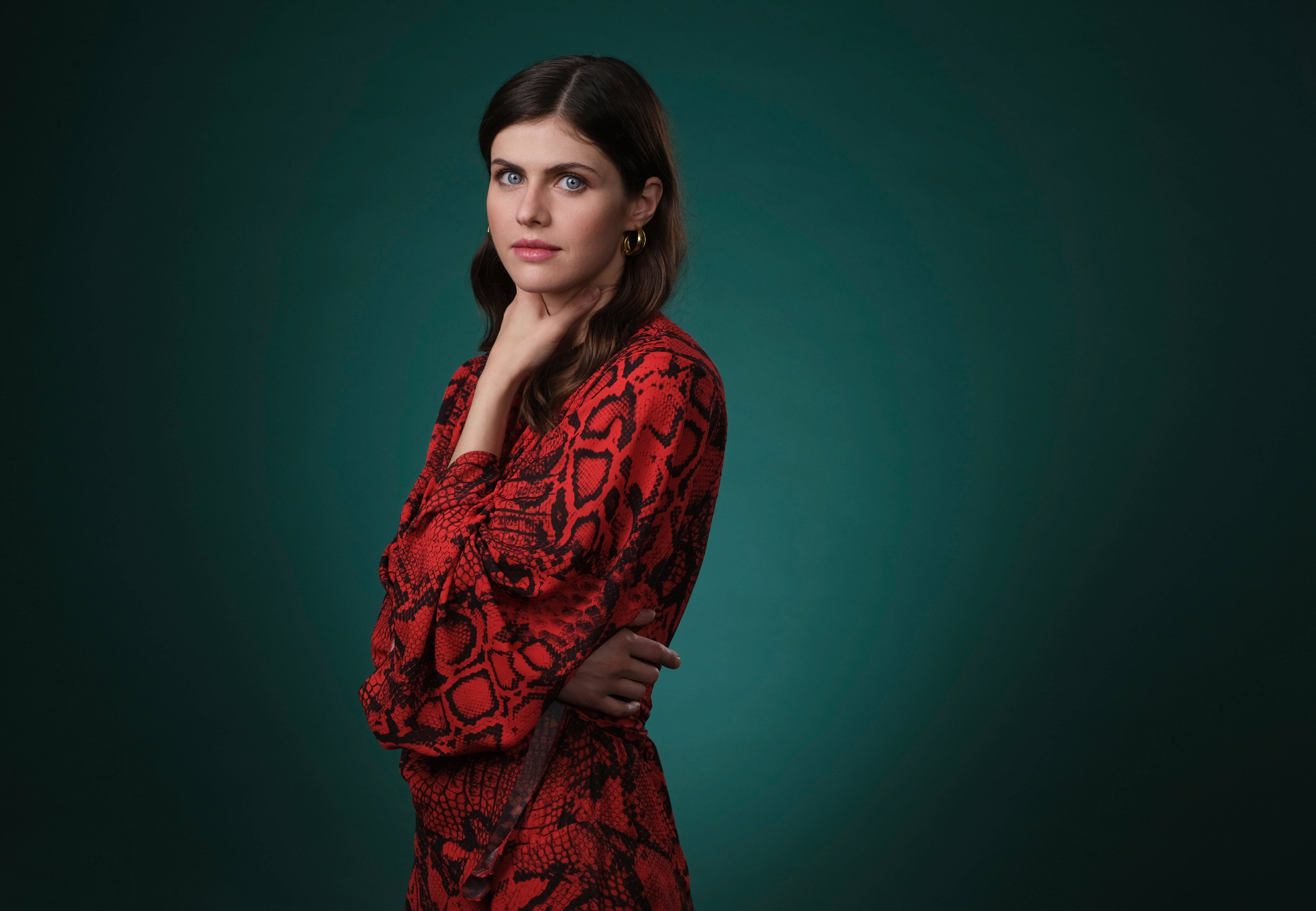 Alexandra Daddario, red snakeskin dress, deep green gradient backdrop, 5K Desktop Wallpaper