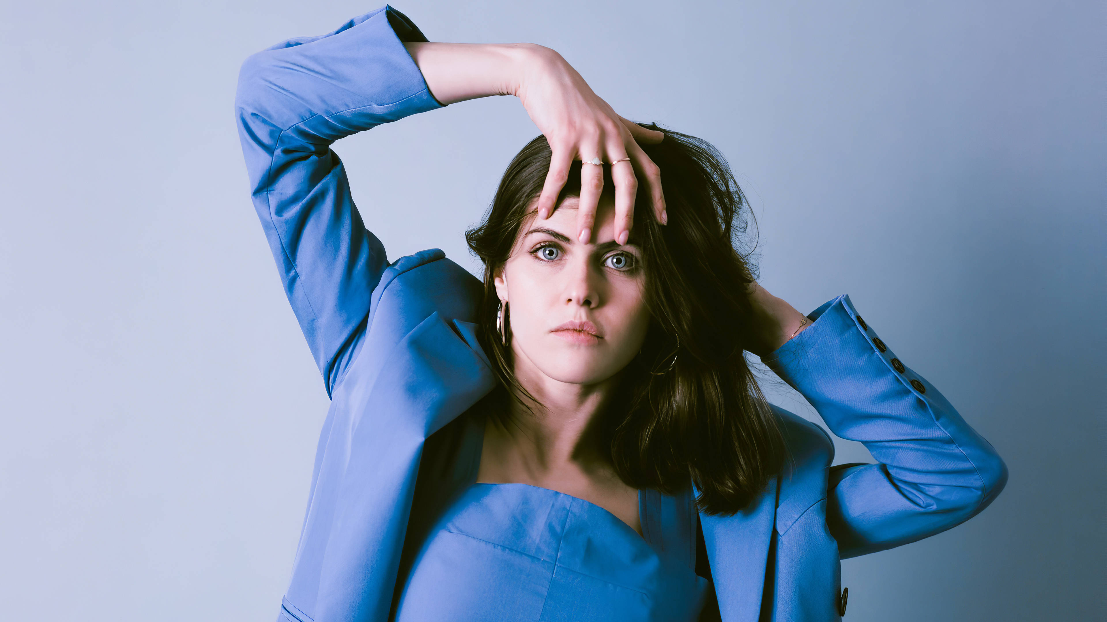 Alexandra Daddario, blue suit, plain gray background, 4K Desktop Wallpaper