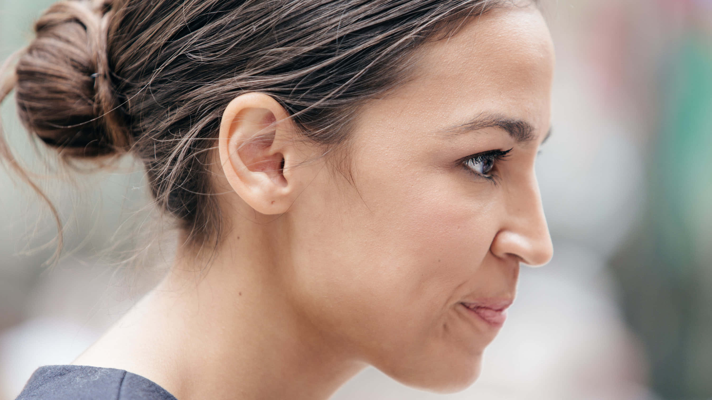 Alexandria Ocasio-Cortez, brown hair, bun, 2K Desktop Wallpaper