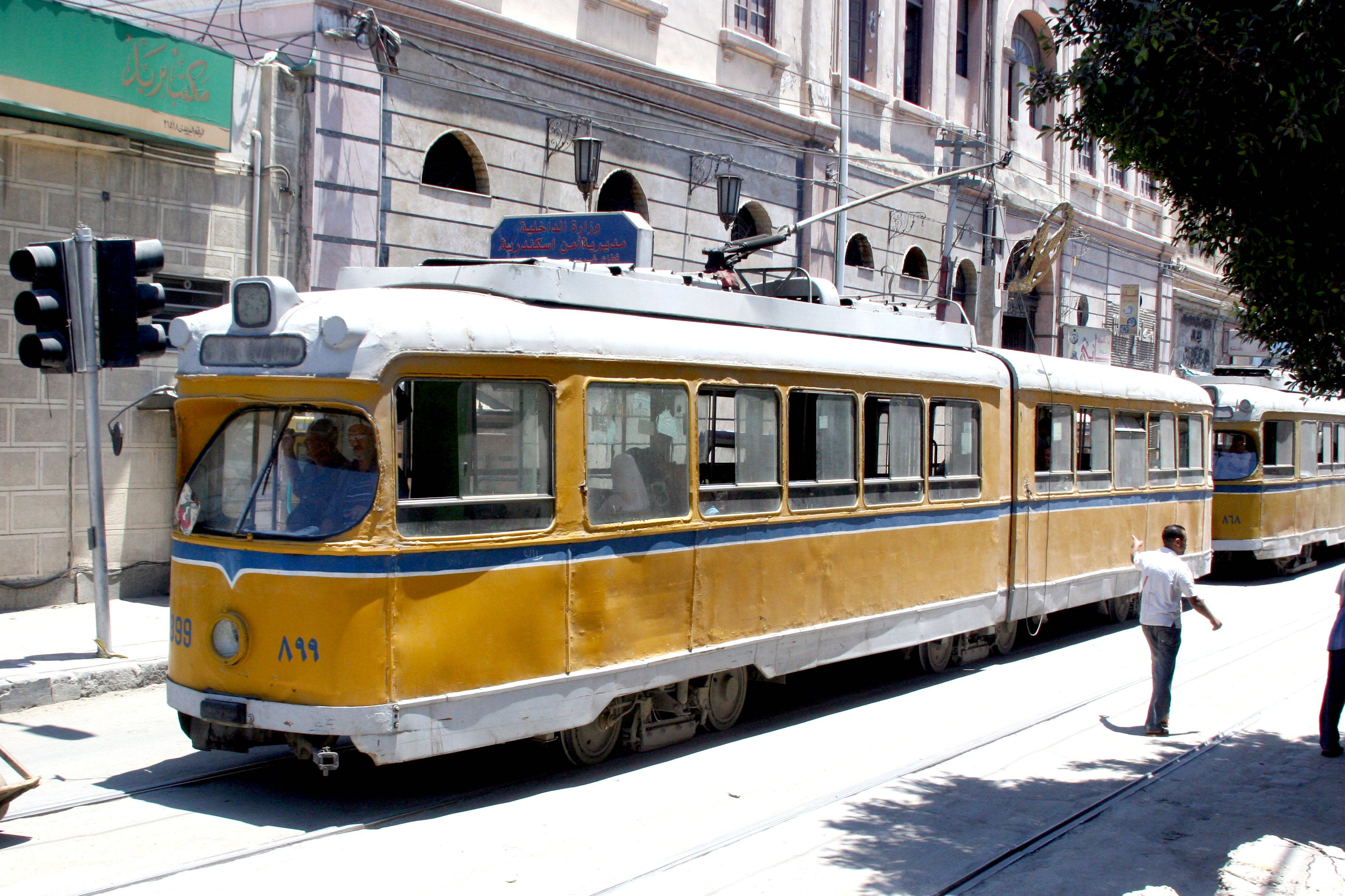 Alexandria, yellow tram, blue trim, 2K Desktop Wallpaper
