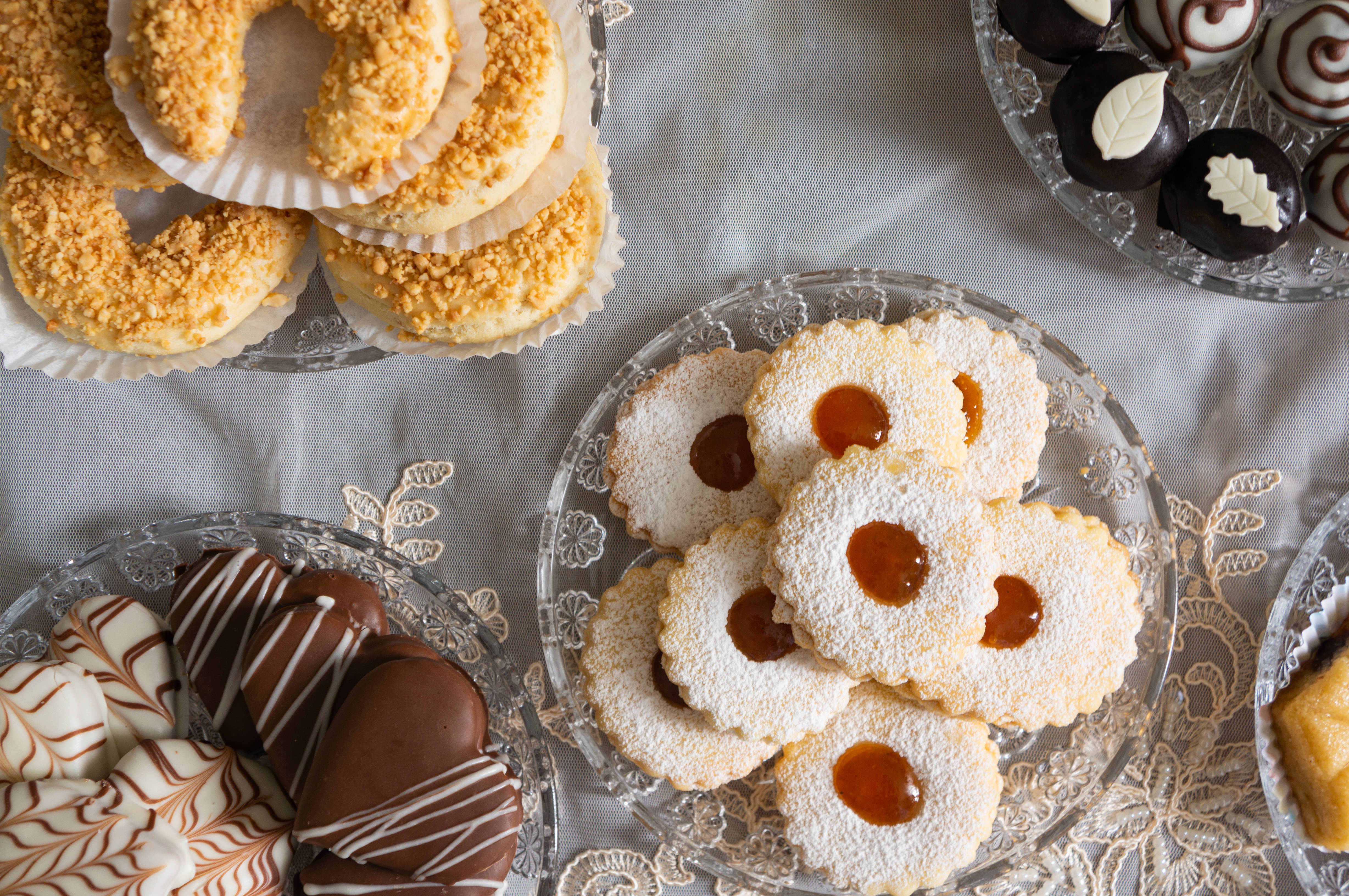 Algeria, sweet donut table, ornate glass plates, 4K Desktop Wallpaper