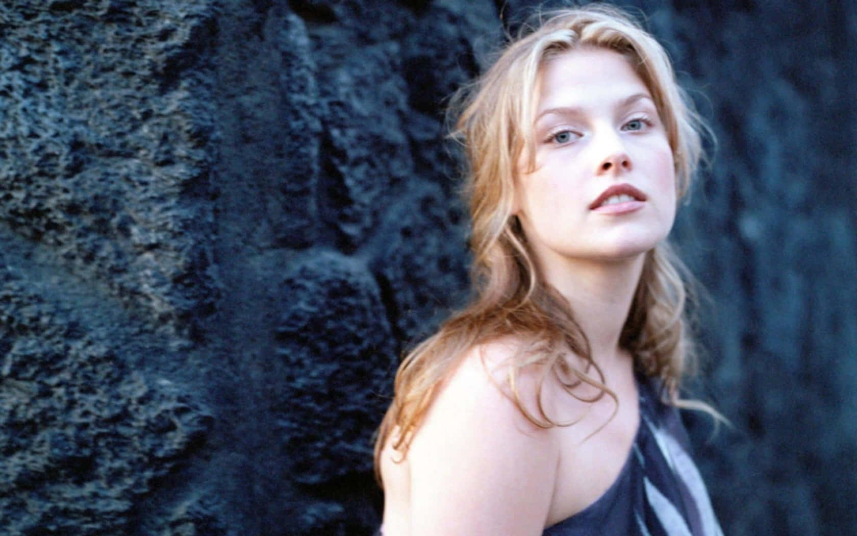 Ali Larter, blonde hair, dark textured rock wall, HD Desktop Wallpaper