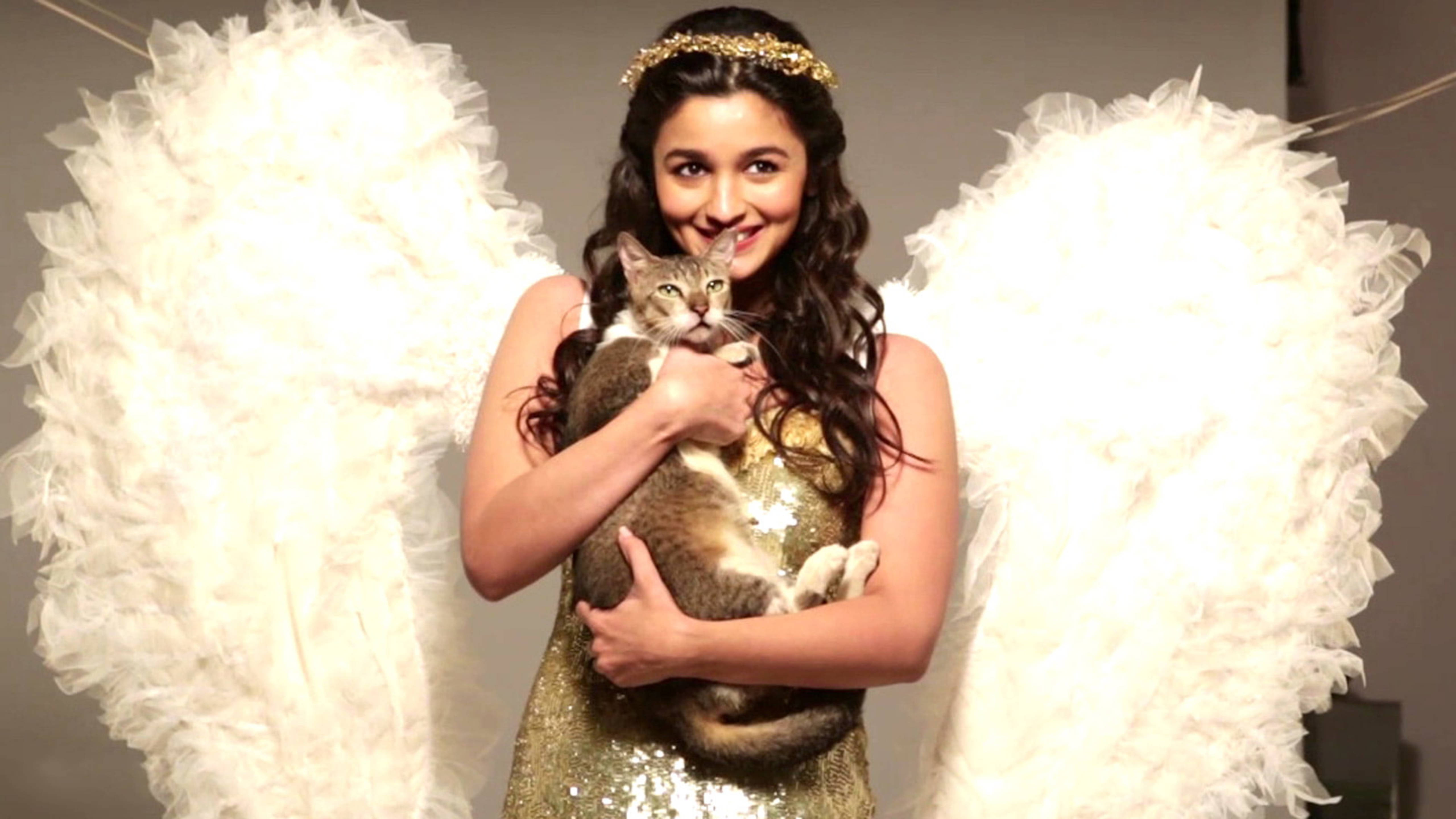 Alia Bhatt, gold sequined dress, white feathered angel wings, 5K Desktop Wallpaper