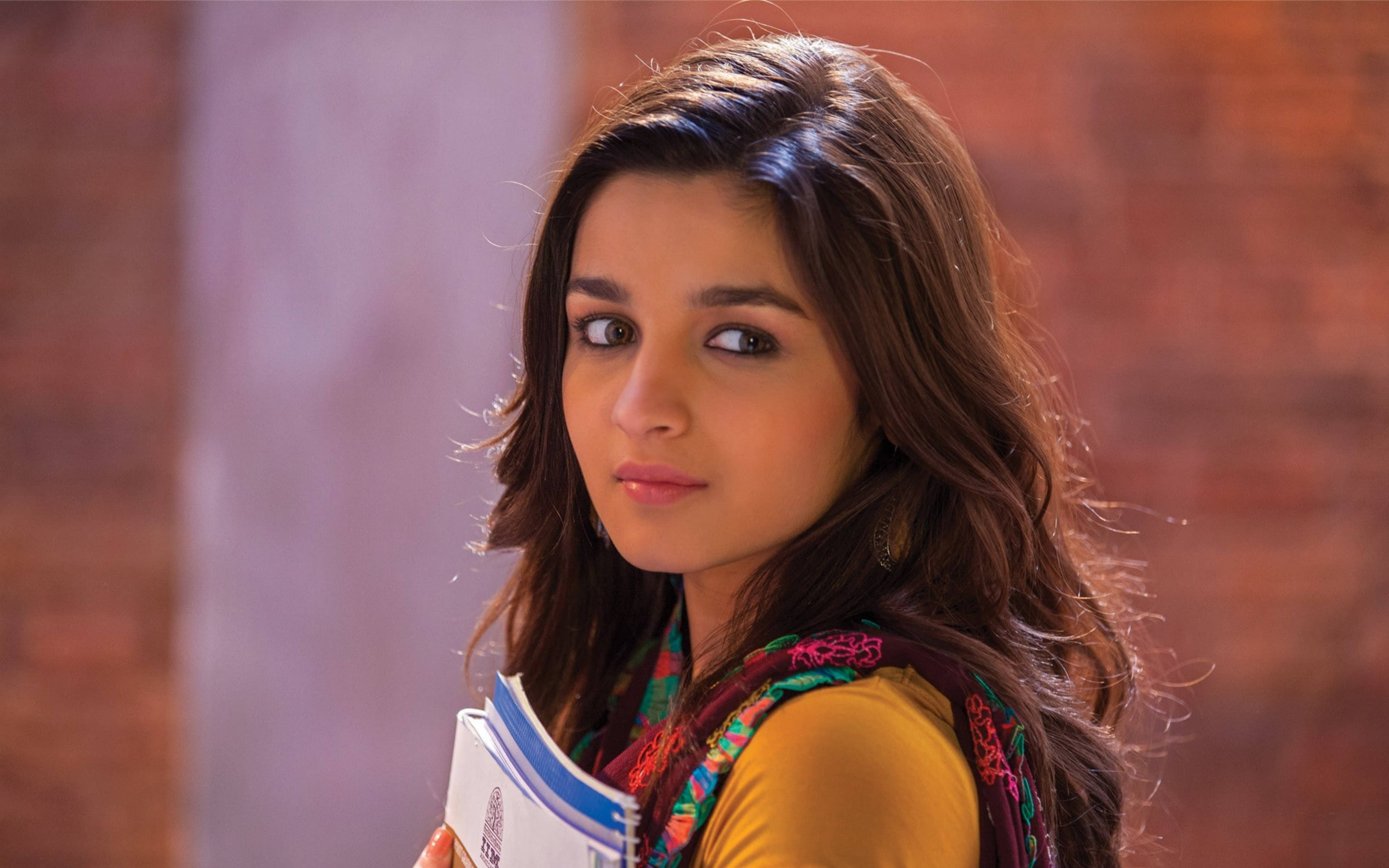 Alia Bhatt, long brown hair, books, 5K Desktop Wallpaper