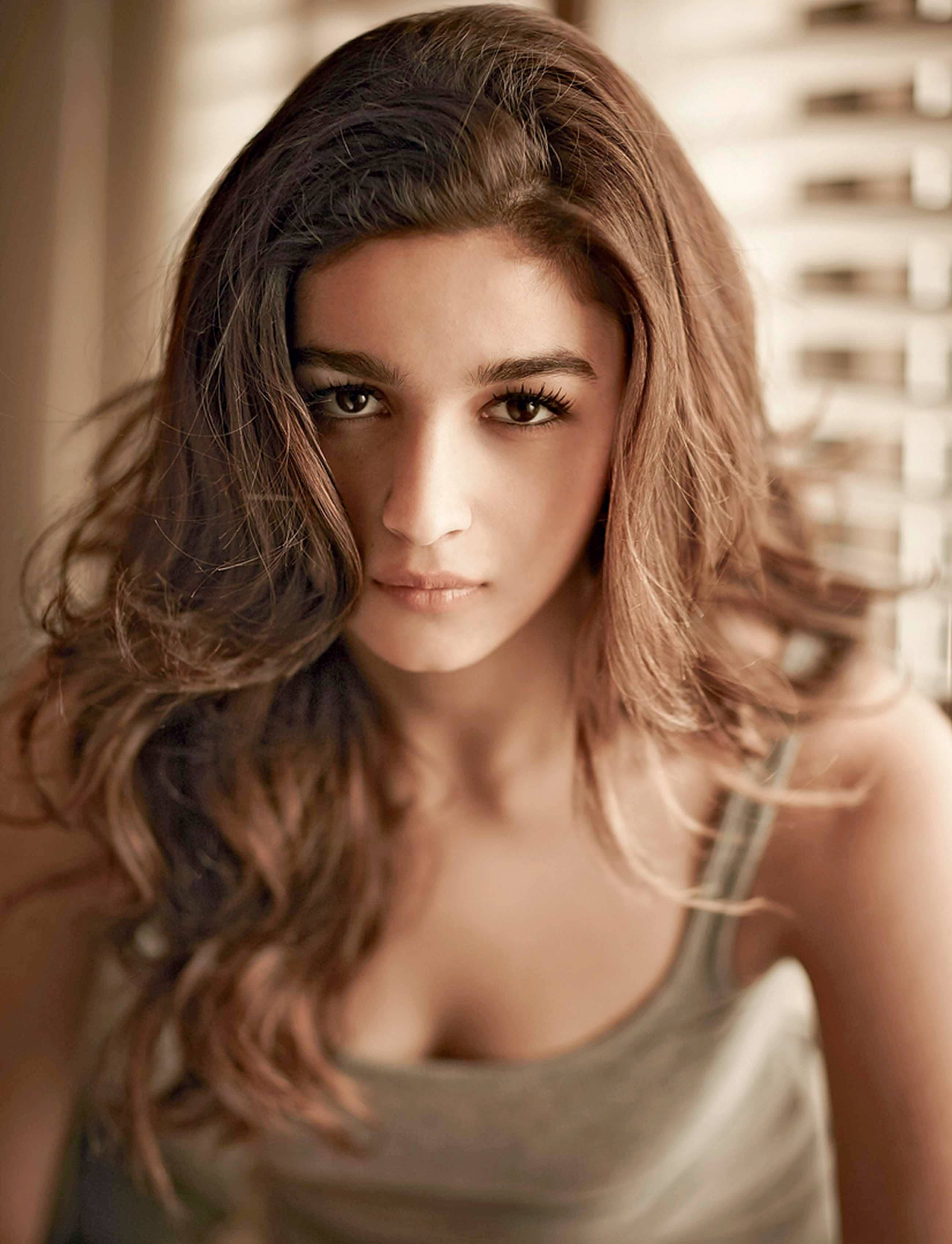 Alia Bhatt, long wavy brown hair, soft warm lighting, 2K Phone Wallpaper