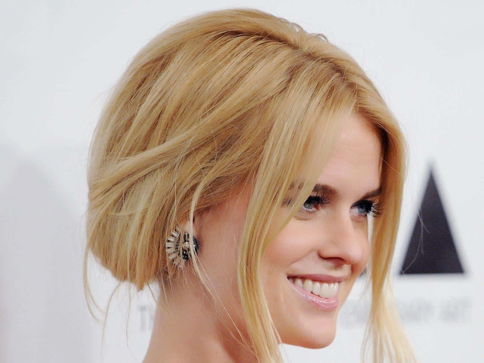 Alice Eve, blonde woman, ornate earrings, HD Desktop Wallpaper