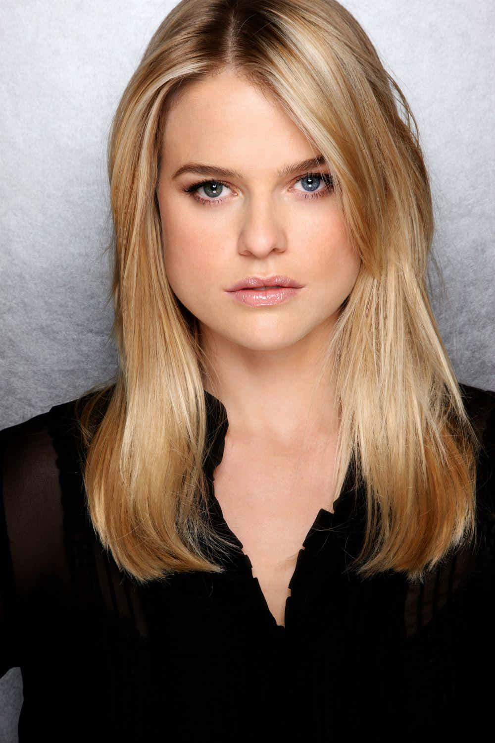Alice Eve, black top, gray textured background, HD Phone Wallpaper