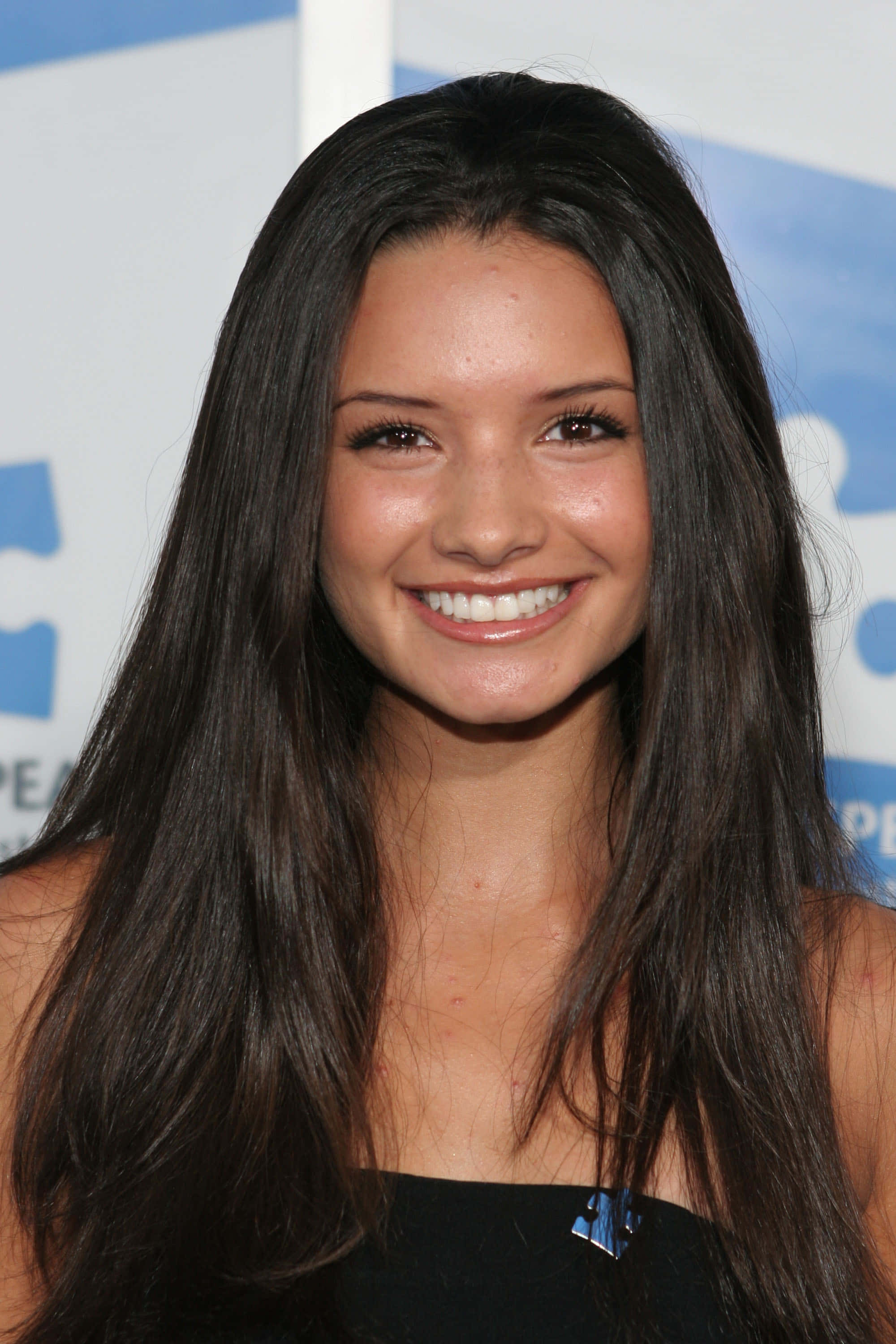 Alice Greczyn, black top, blue and white backdrop, 2K Phone Wallpaper