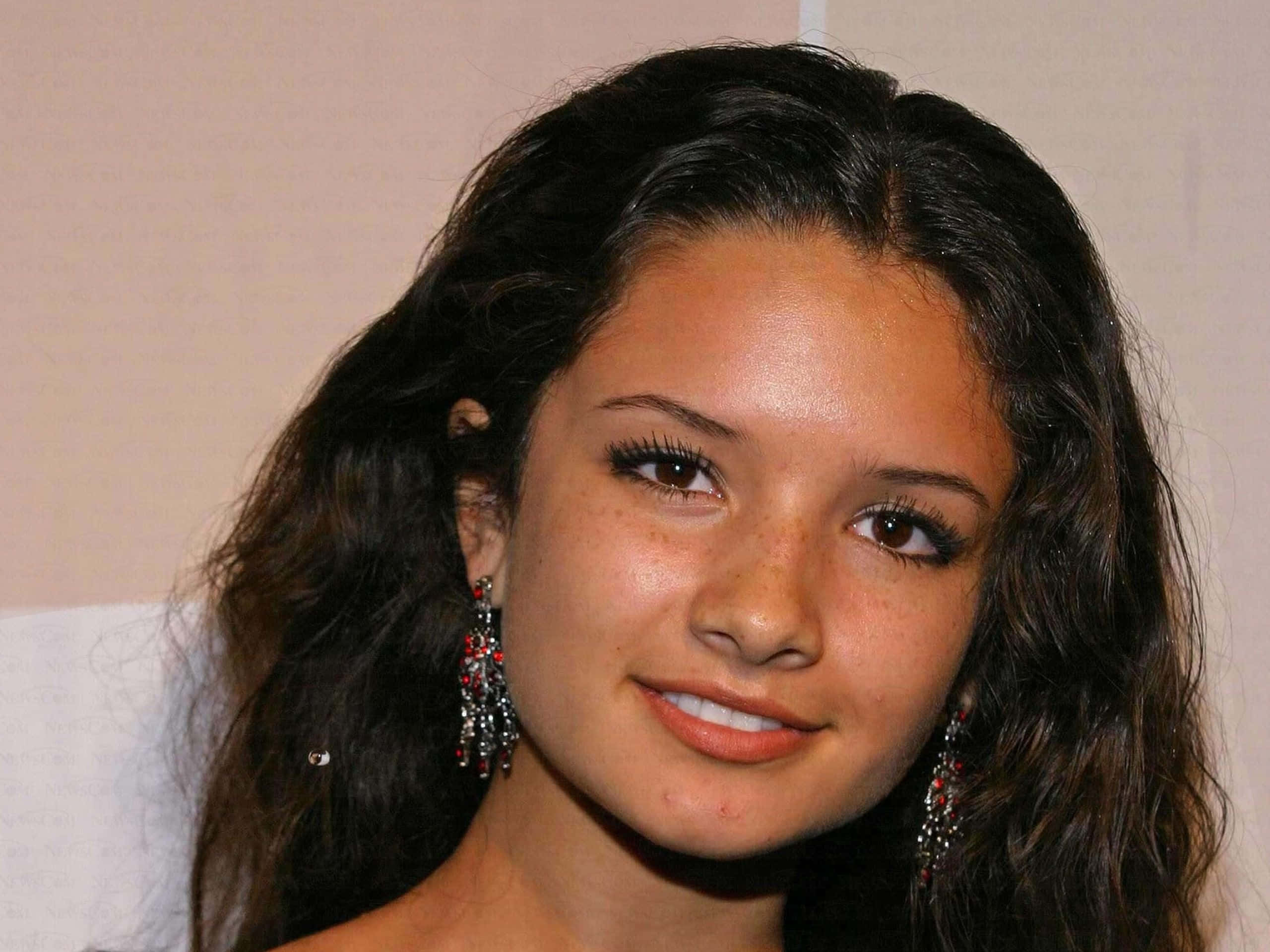 Alice Greczyn, dark wavy hair, freckles, 2K Desktop Wallpaper