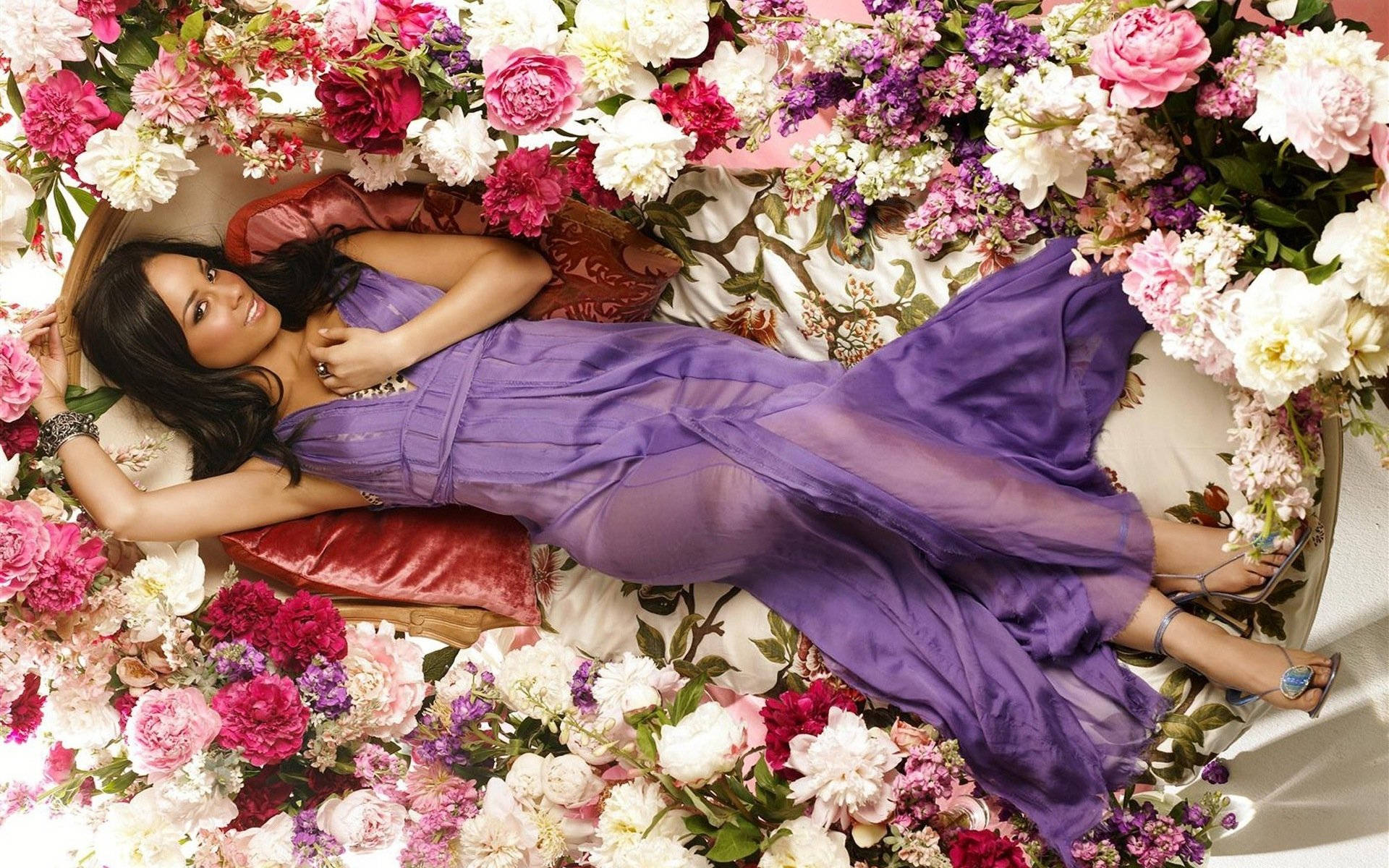Alicia Keys, purple dress, pink white and purple flowers, Full HD Desktop Wallpaper