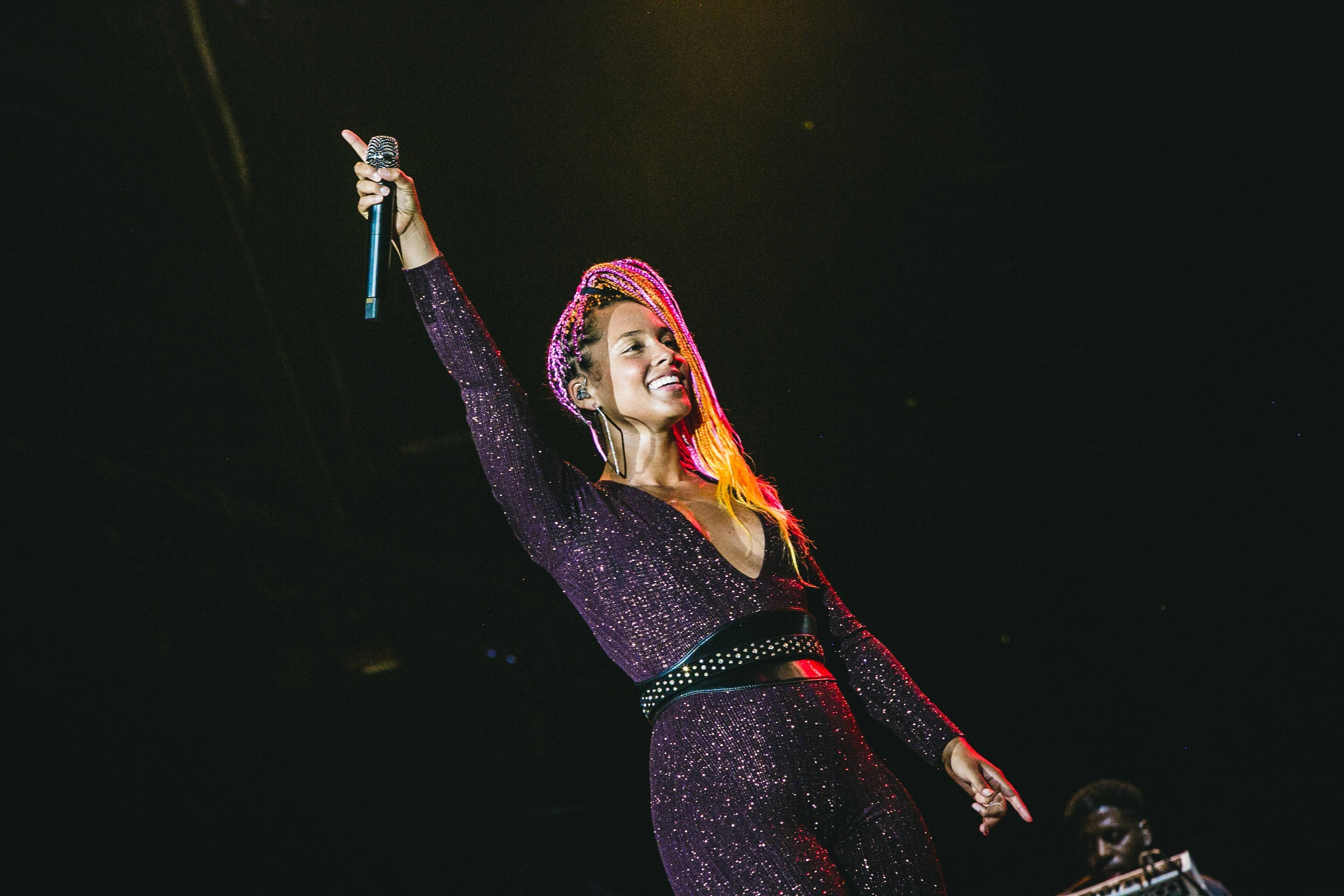 Alicia Keys, glittering purple outfit, stage lights, 2K Desktop Wallpaper