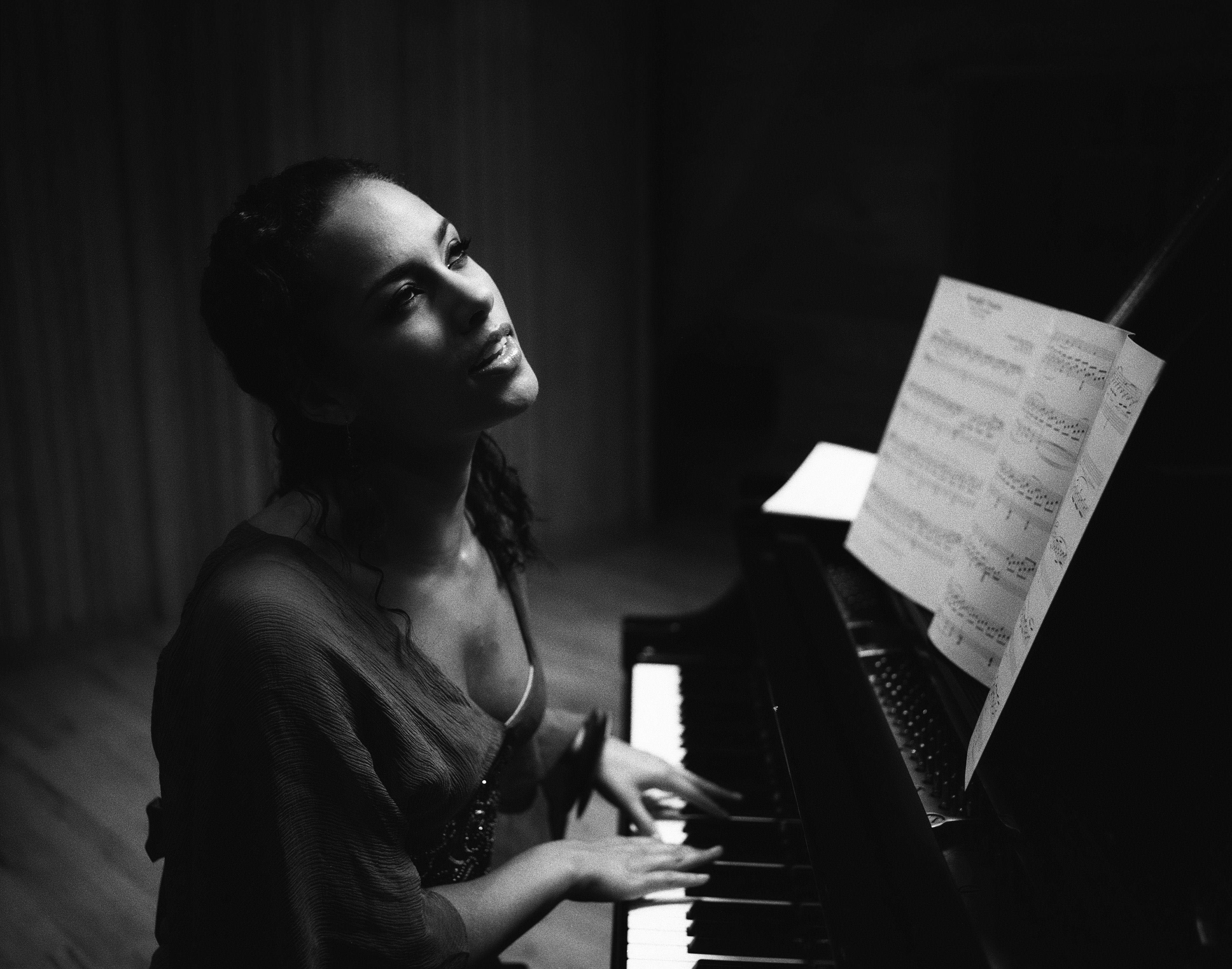 Alicia Keys, piano, sheet music, 4K Desktop Wallpaper