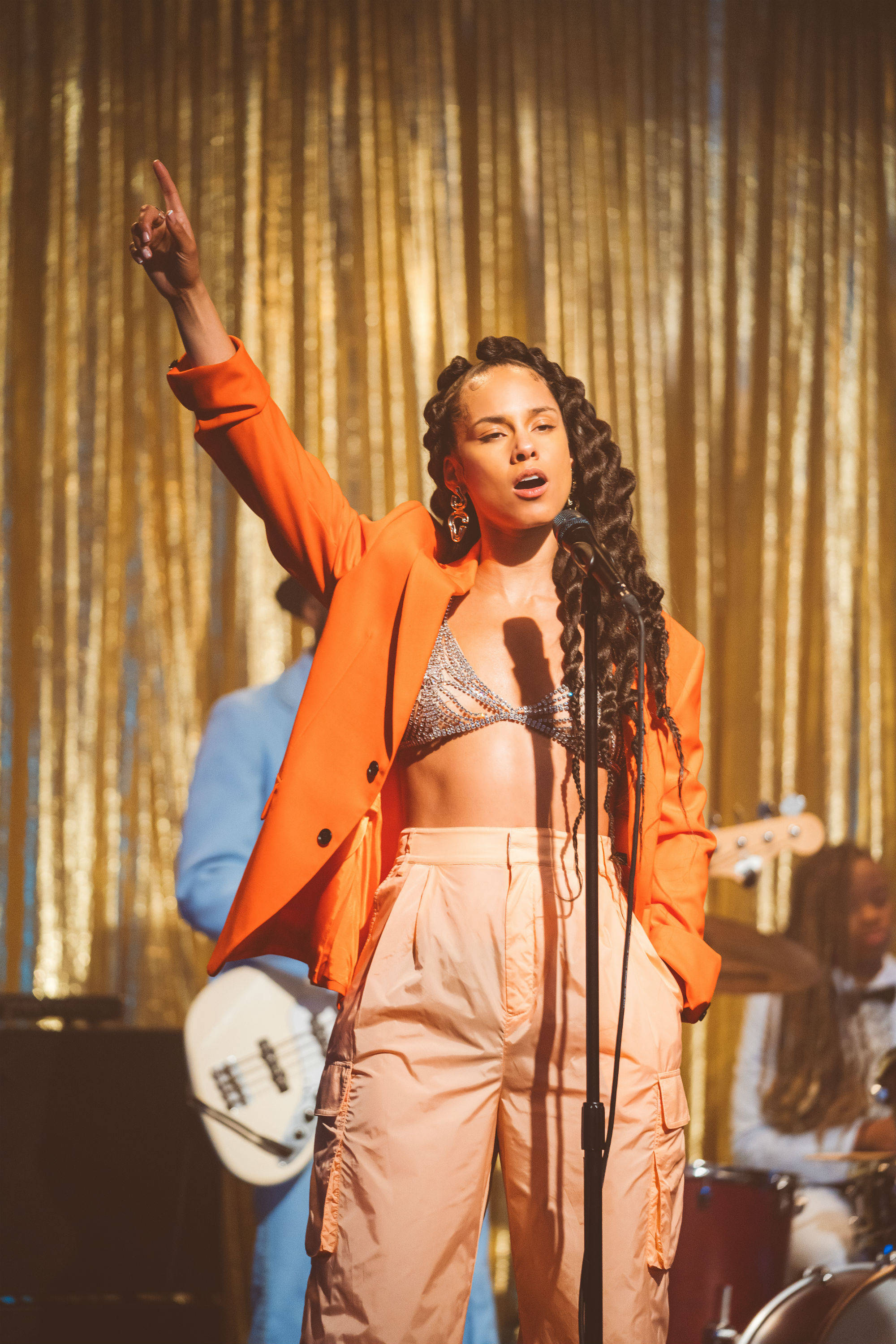 Alicia Keys, orange blazer, golden curtain backdrop, 2K Phone Wallpaper