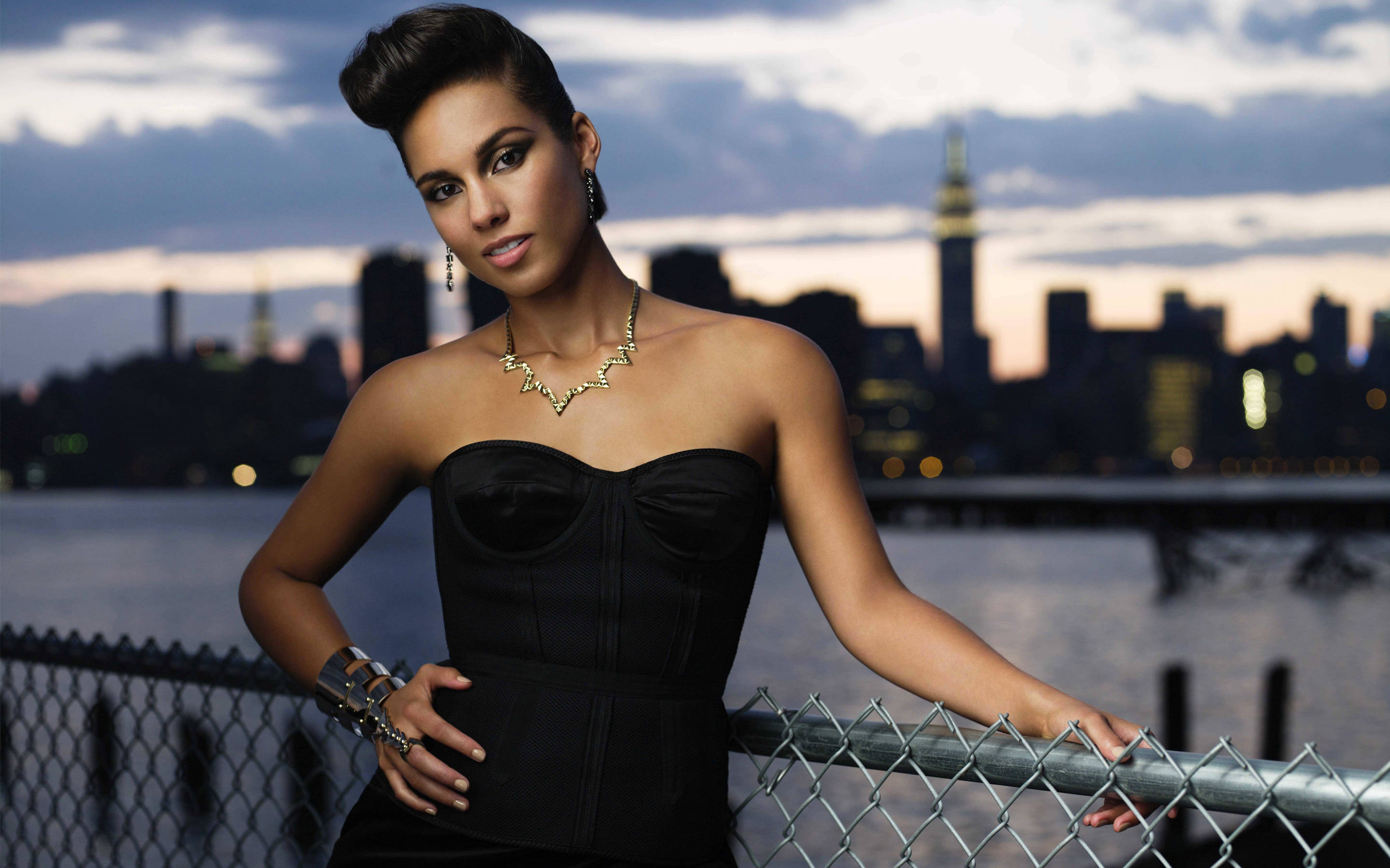 Alicia Keys, black dress, chain-link fence, 2K Desktop Wallpaper