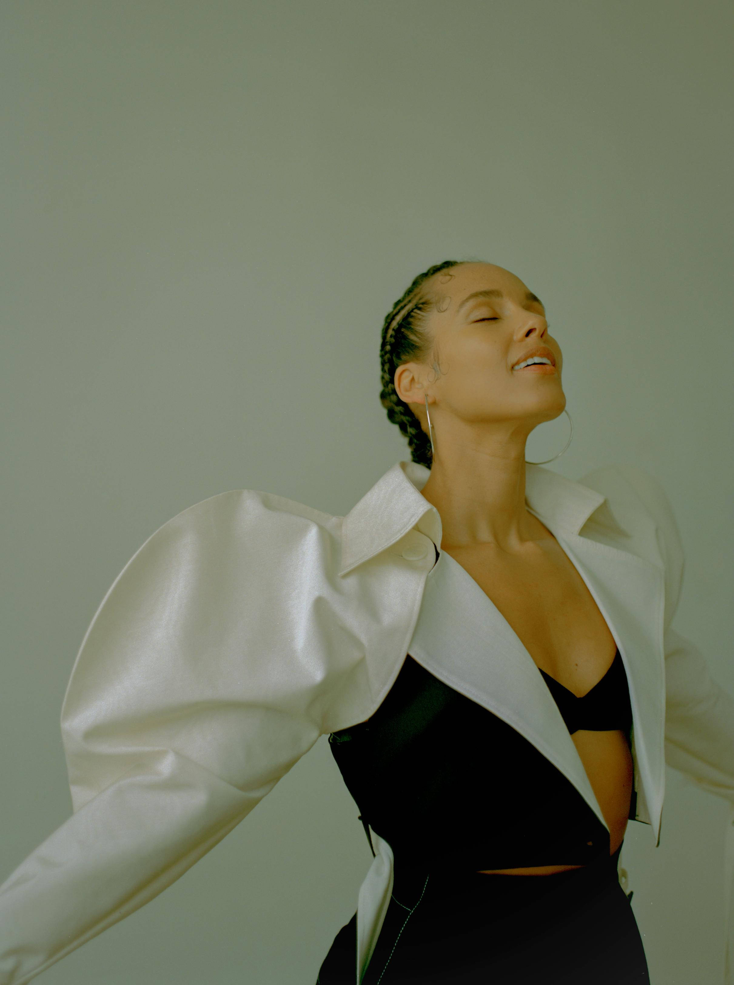 Alicia Keys, black and white outfit, white oversized blazer, 2K Phone Wallpaper