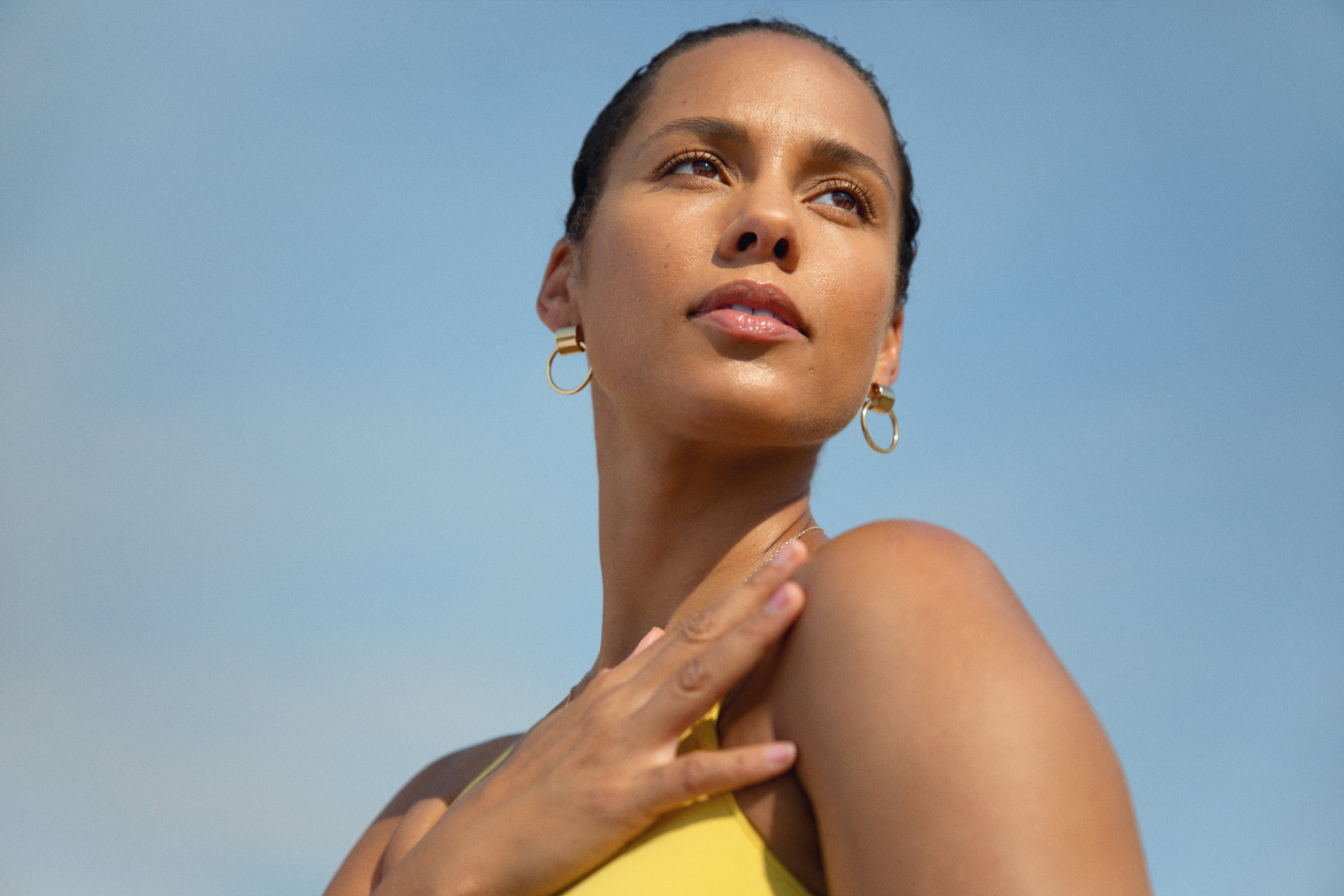 Alicia Keys, yellow top, clear blue sky, 5K Desktop Wallpaper