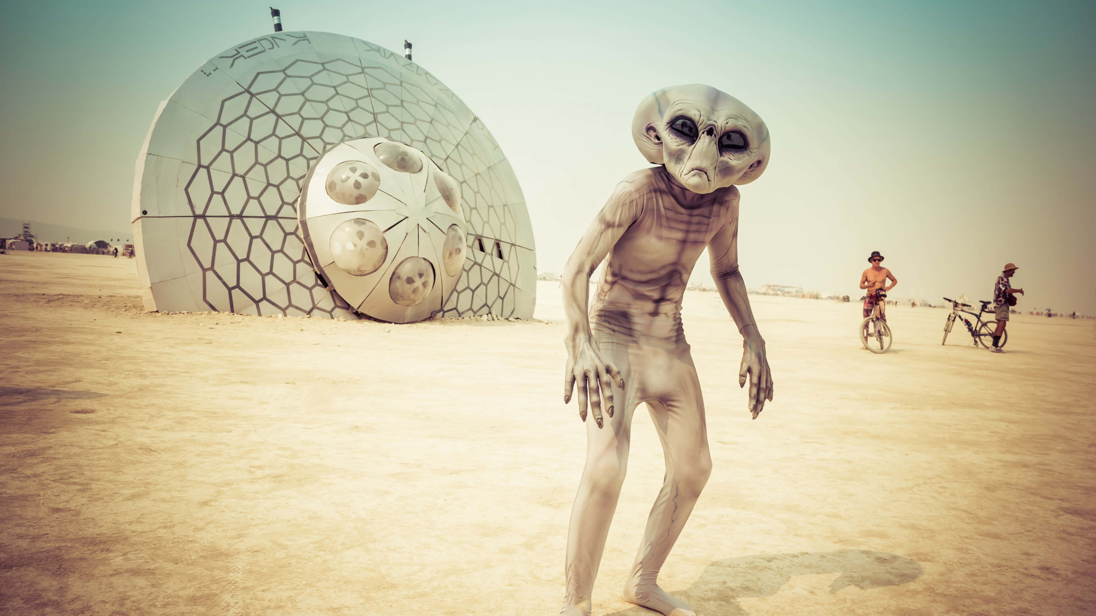 Alien 4K, hexagonal art installation, desert, 4K Desktop Wallpaper
