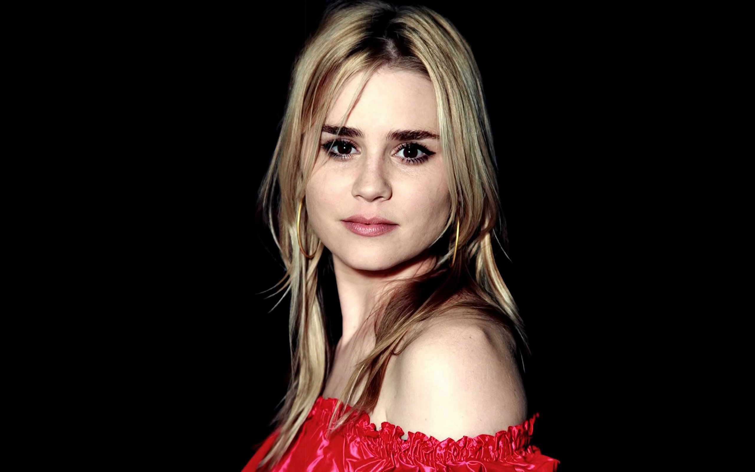 Alison Lohman, black background, red off-shoulder top, 2K Desktop Wallpaper