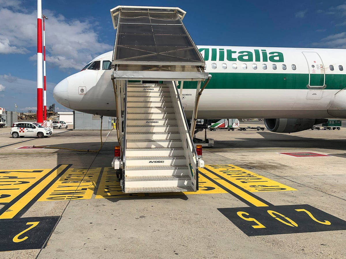 Alitalia, airstairs, white airplane, SD Desktop Wallpaper